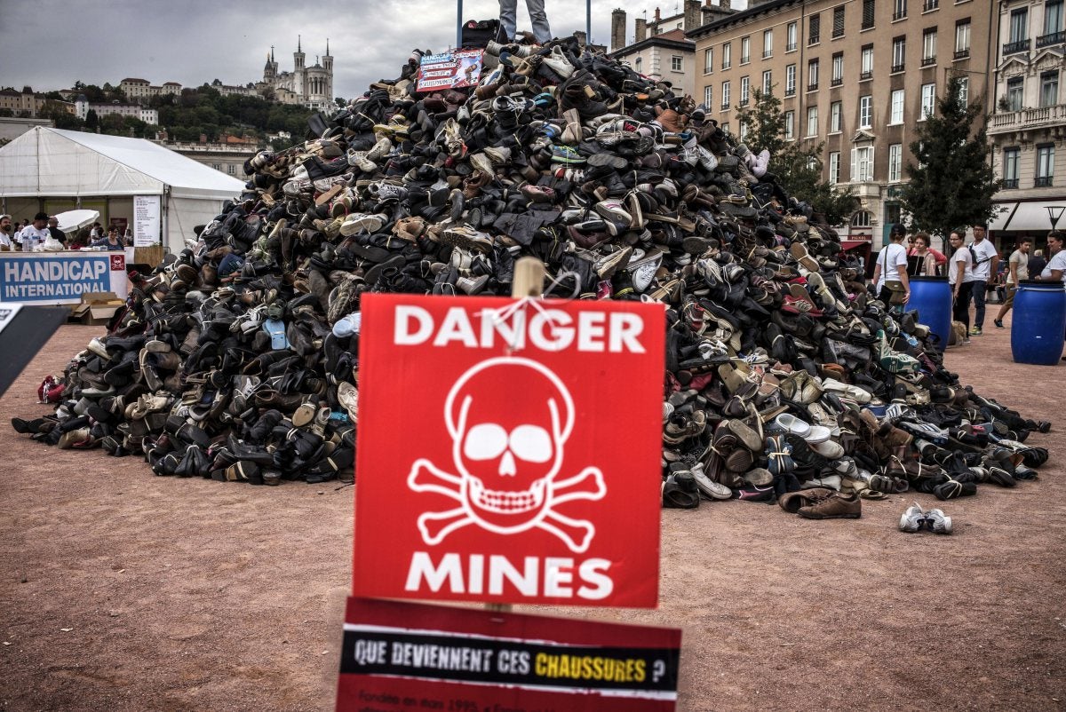 Un amoncelle de chaussures jetées par des participants à l’action « Pyramide de chaussures » organisée par Handicap International à Lyon le 20 septembre 2014, en guise de protestation contre le recours aux mines antipersonnel et aux bombes à sous-munition
