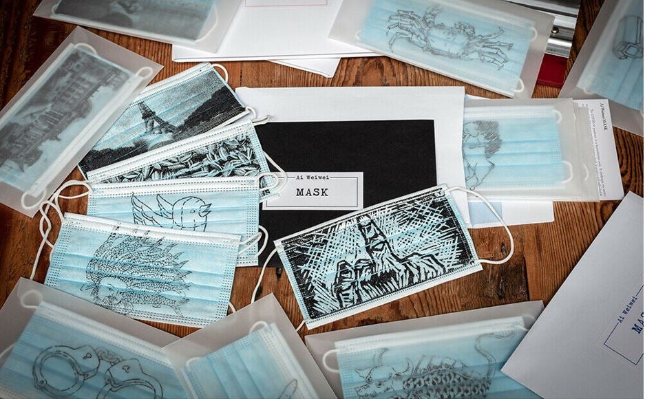 Des masques faciaux créés par l’artiste chinois Ai Weiwei, dont les illustrations symbolisent des thèmes comme la répression (menottes) ou l’esprit de résistance (un certain doigt levé). Ces masques sont en vente sur le site eBay for Charity. Les bénéfices aideront à financer le travail de trois ONG : HRW, MSF et Refugees International.