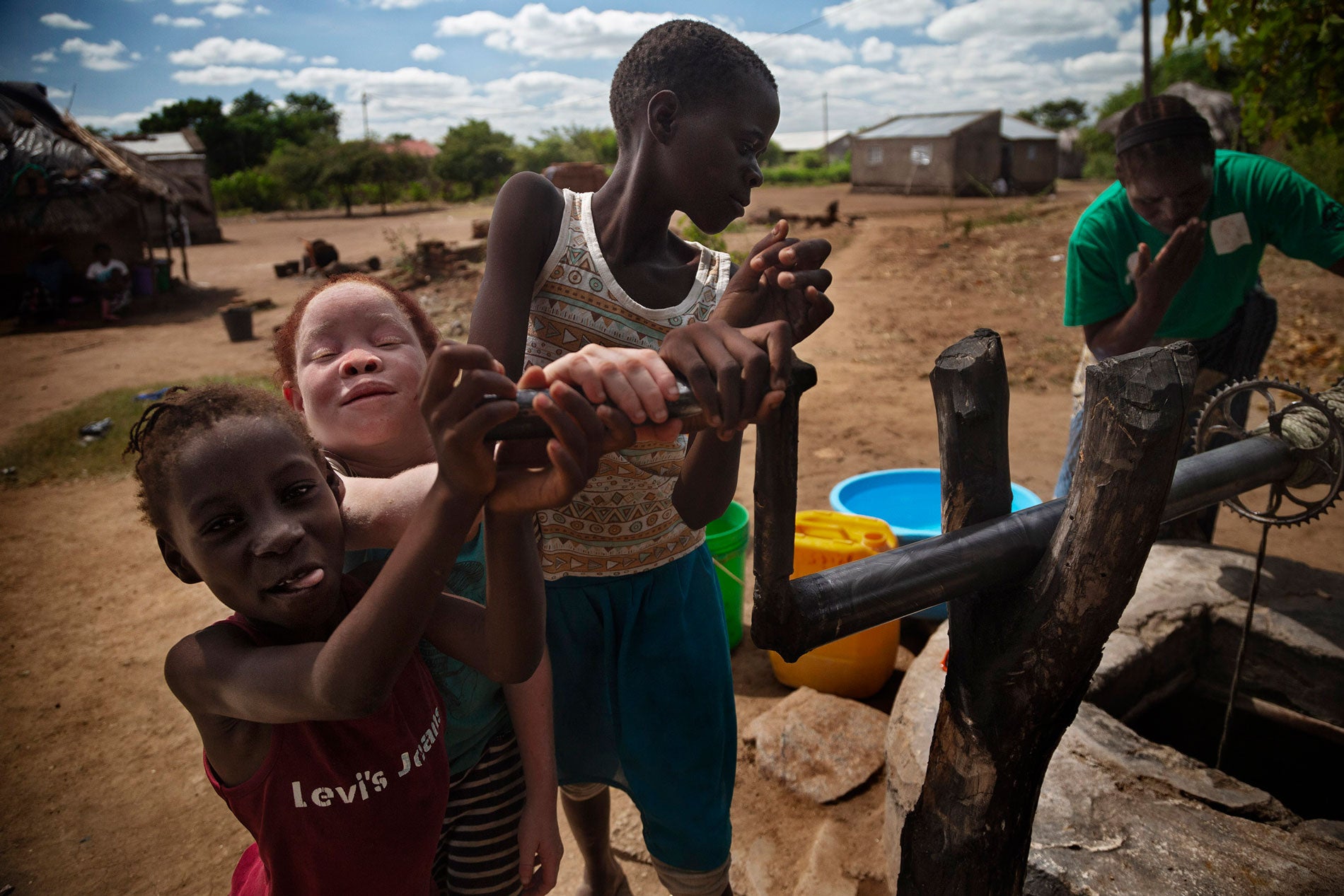 Josina (deuxième à partir de la gauche) joue avec sa meilleure amie qui est aussi sa nièce, Luisa (à gauche). Toutes deux avaient huit ans à l’époque de la photo. 