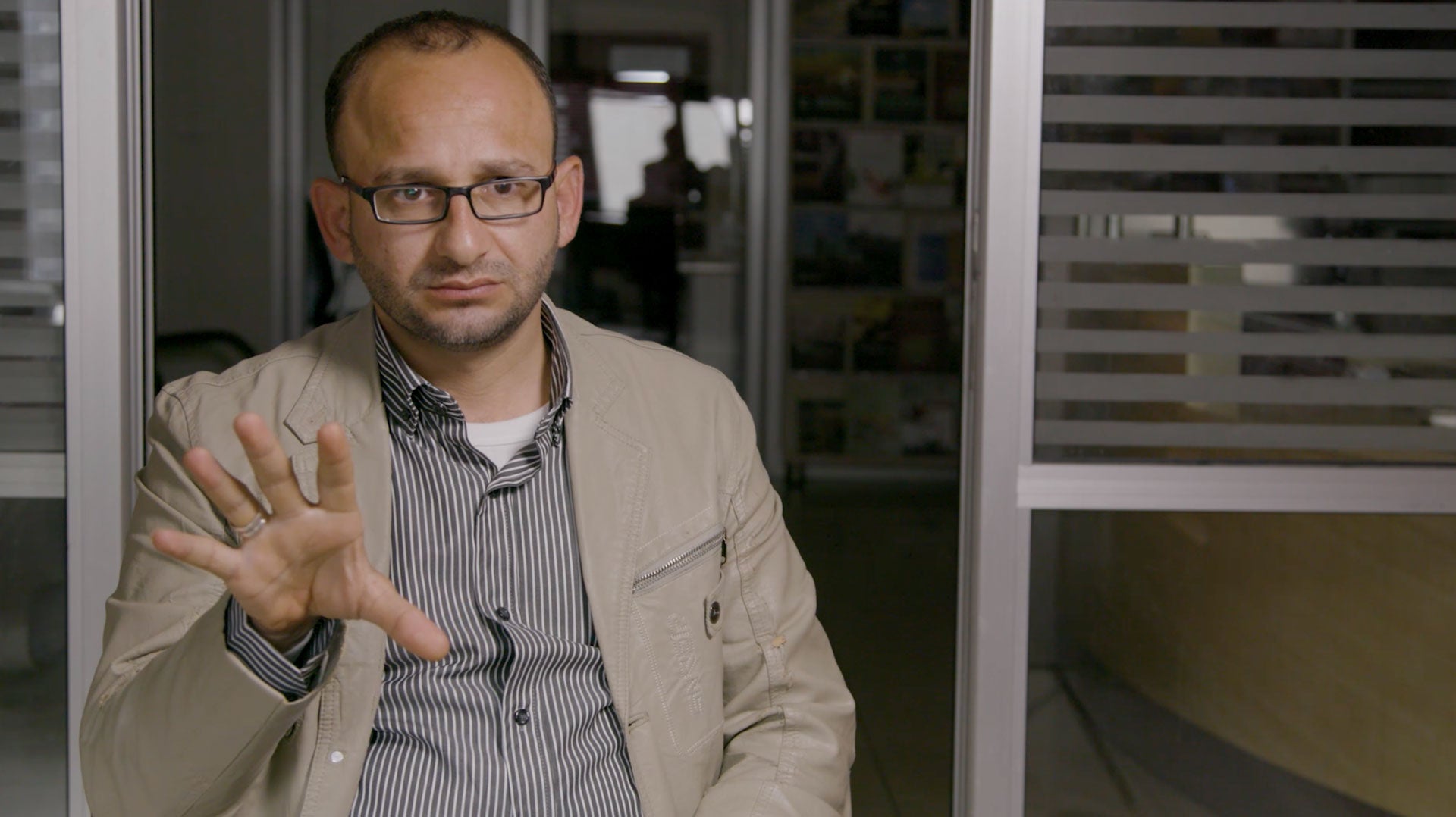 העיתונאי סאמי א-סאעי משוחח עם אנשי ארגון Human Rights Watch בשנת 2018 על מעצרו בידי הרשות הפלסטינית שנה קודם לכן 