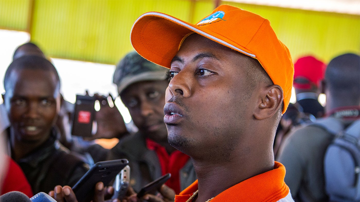 Le chanteur rwandais Kizito Mihigo – mort dans des circonstances suspectes en garde à vue en février 2020 – parle à des journalistes après sa libération de prison, à Kigali, au Rwanda, le 15 septembre 2018.