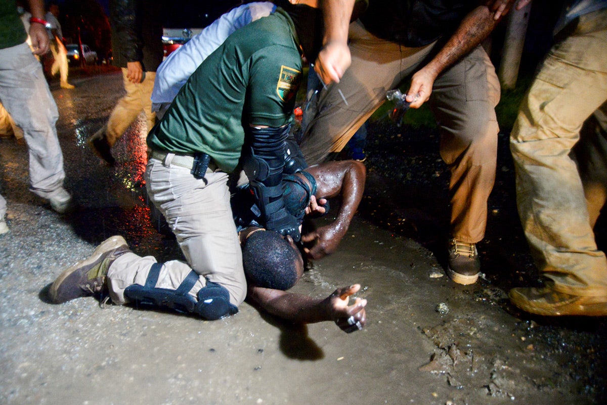 Agentes del Instituto Nacional de Migración detienen a un migrante durante un operativo para frenar el avance de caravanas de migrantes y solicitantes de asilo en el estado de Chiapas, México el 1 de septiembre de 2021.