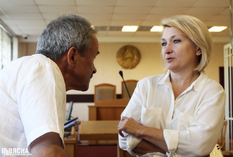 Геннадий Федынич и адвокатка Наталья Мацкевич в суде в Минске.