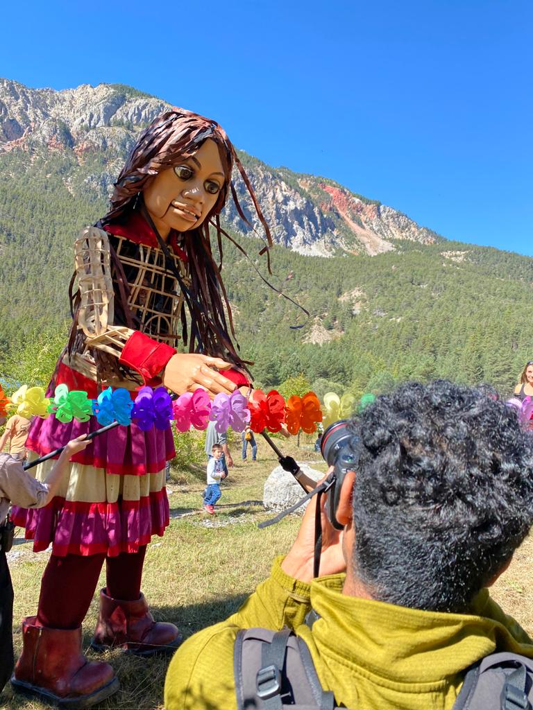 Abdul Saboor photographie « Little Amal », une marionnette géante qui chemine de la frontière syro-turque jusqu’à Manchester. 