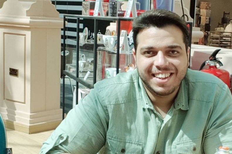 Abdullah Ibhais en un restaurante.