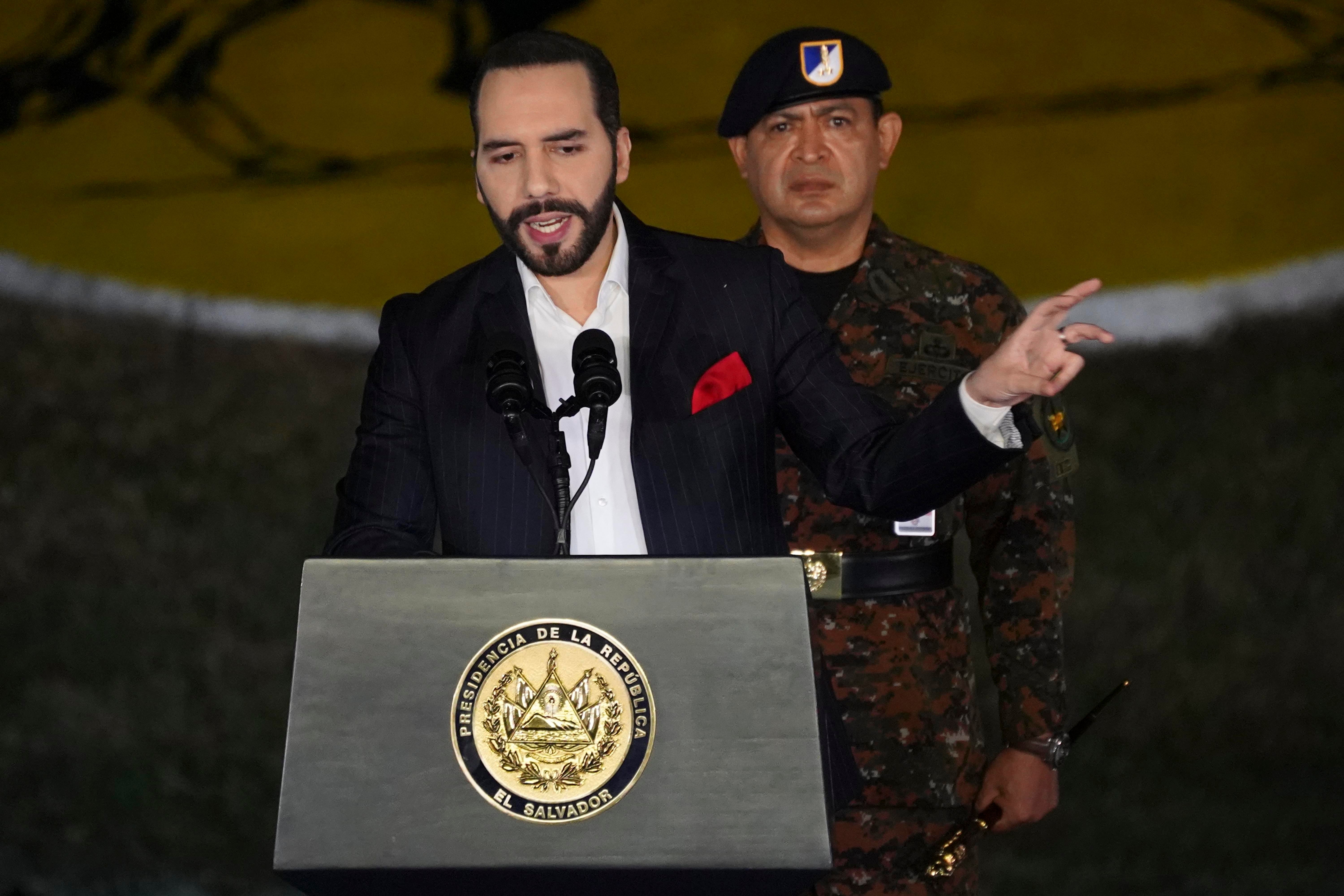 Días después de que el gobierno declarara un régimen de excepción de 30 días como respuesta a la violencia de las pandillas, el presidente Nayib Bukele habla durante un evento de bienvenida de 1440 nuevos soldados a las fuerzas armadas en San Salvador, El Salvador, el 4 de abril de 2021.