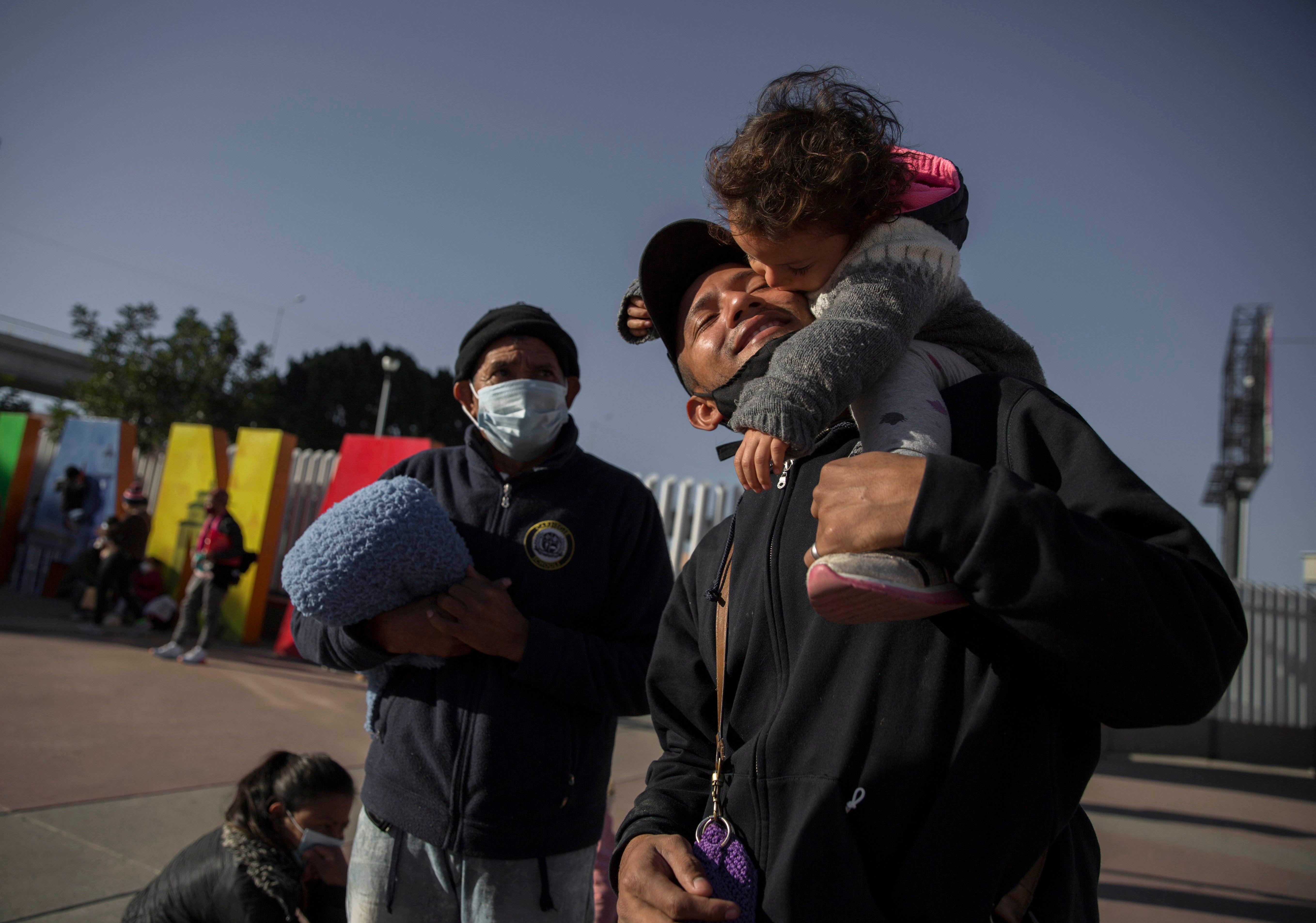 202204americas_us_mexico_border_family