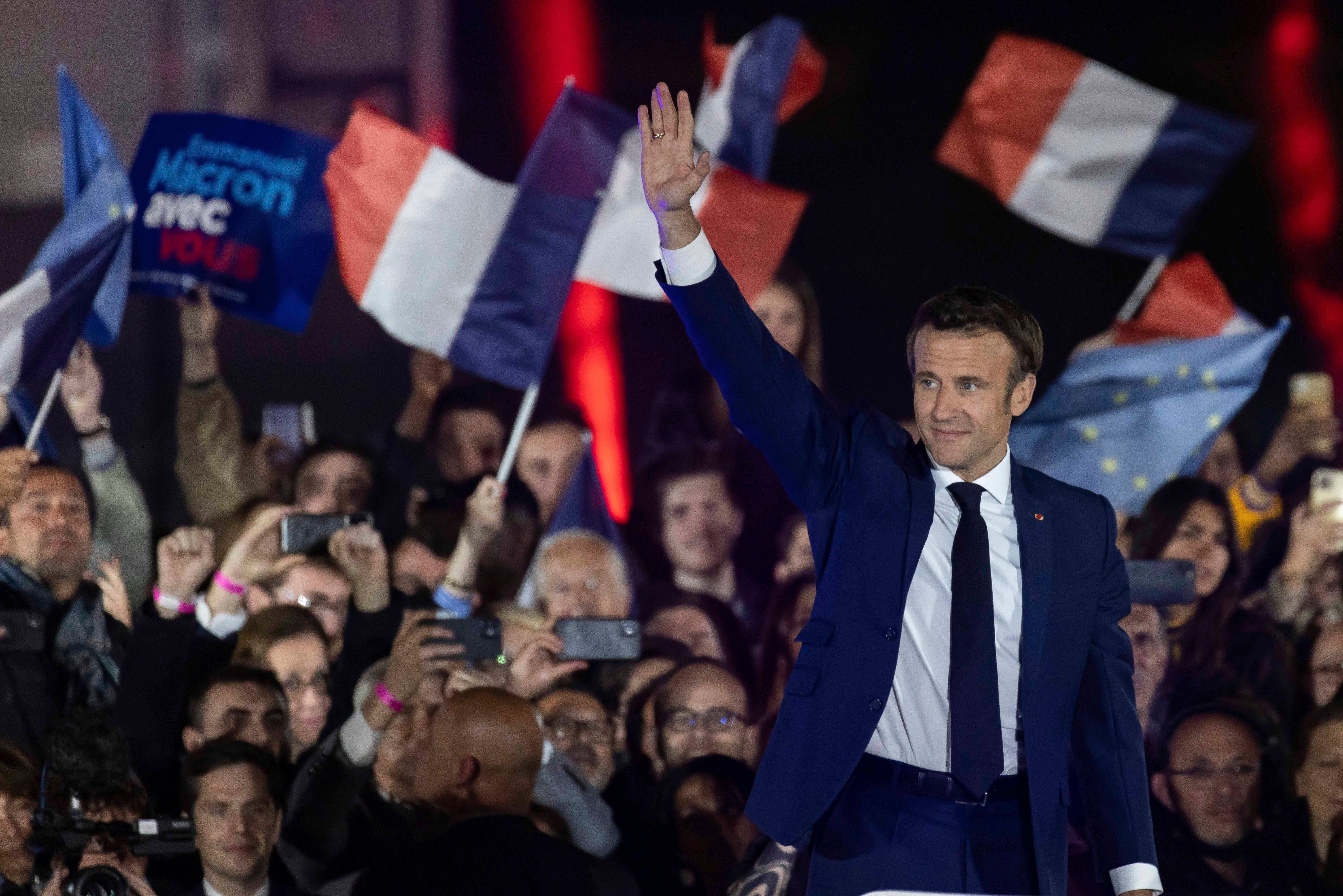 Le président français Emmanuel Macron prononce un discours après sa victoire électorale à Paris, le 24 avril 2022.