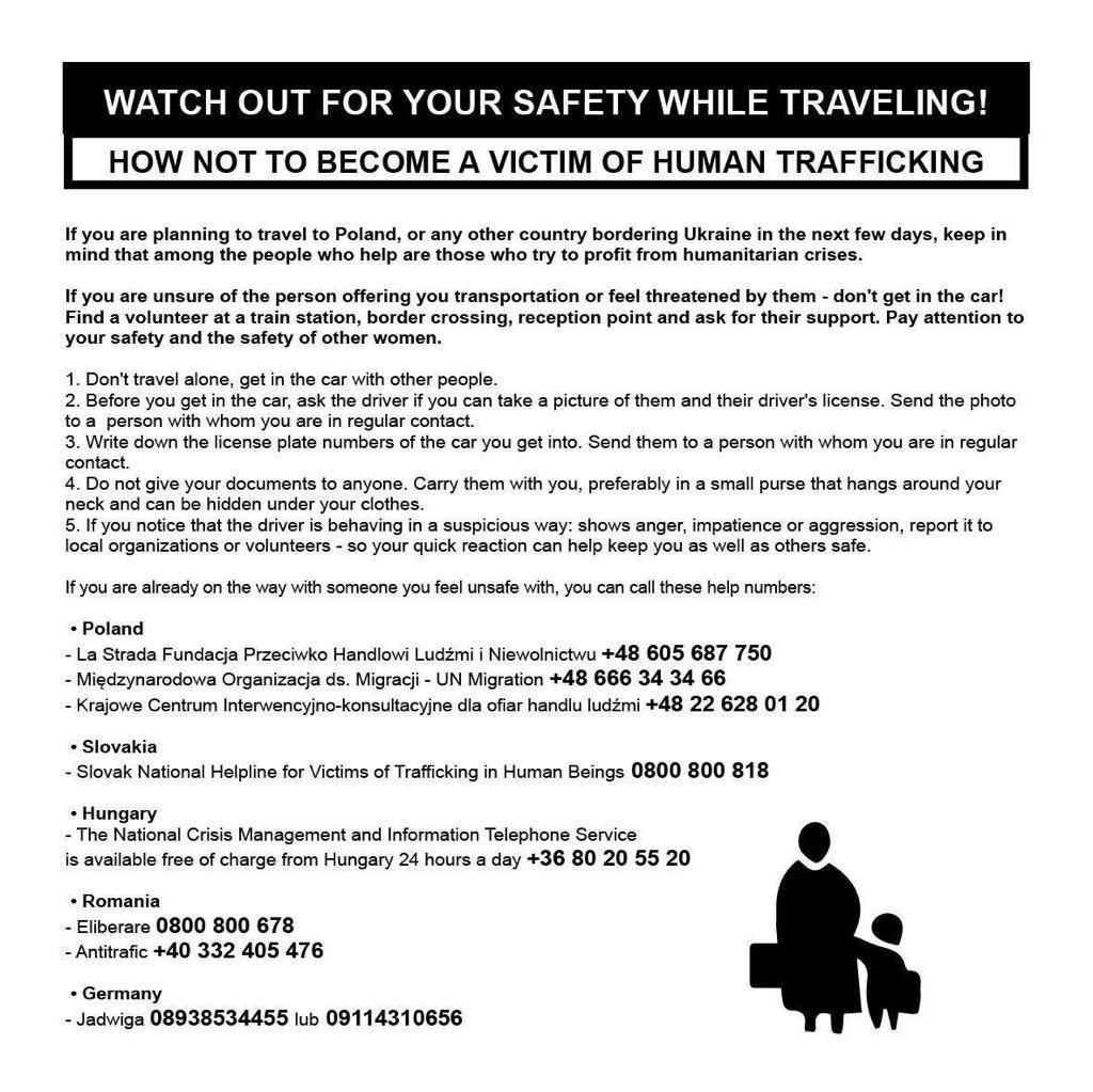 Ulotka w punkcie recepcyjnym dla uchodźców w Korczowej z poradami, jak zapobiegać handlowi ludźmi i numerami telefonów, gdzie można dzwonić w razie problemów, 22 marca 2022 r. 
