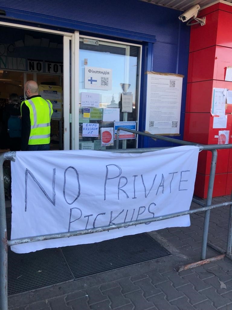 Baner przed punktem recepcyjnym dla uchodźców w budynku Tesco w Przemyślu, którego koordynatorka powiedziała, że oferty prywatnego transportu dla uchodźców zostały zakazane dwa dni wcześniej, 23 marca 2022 r. 