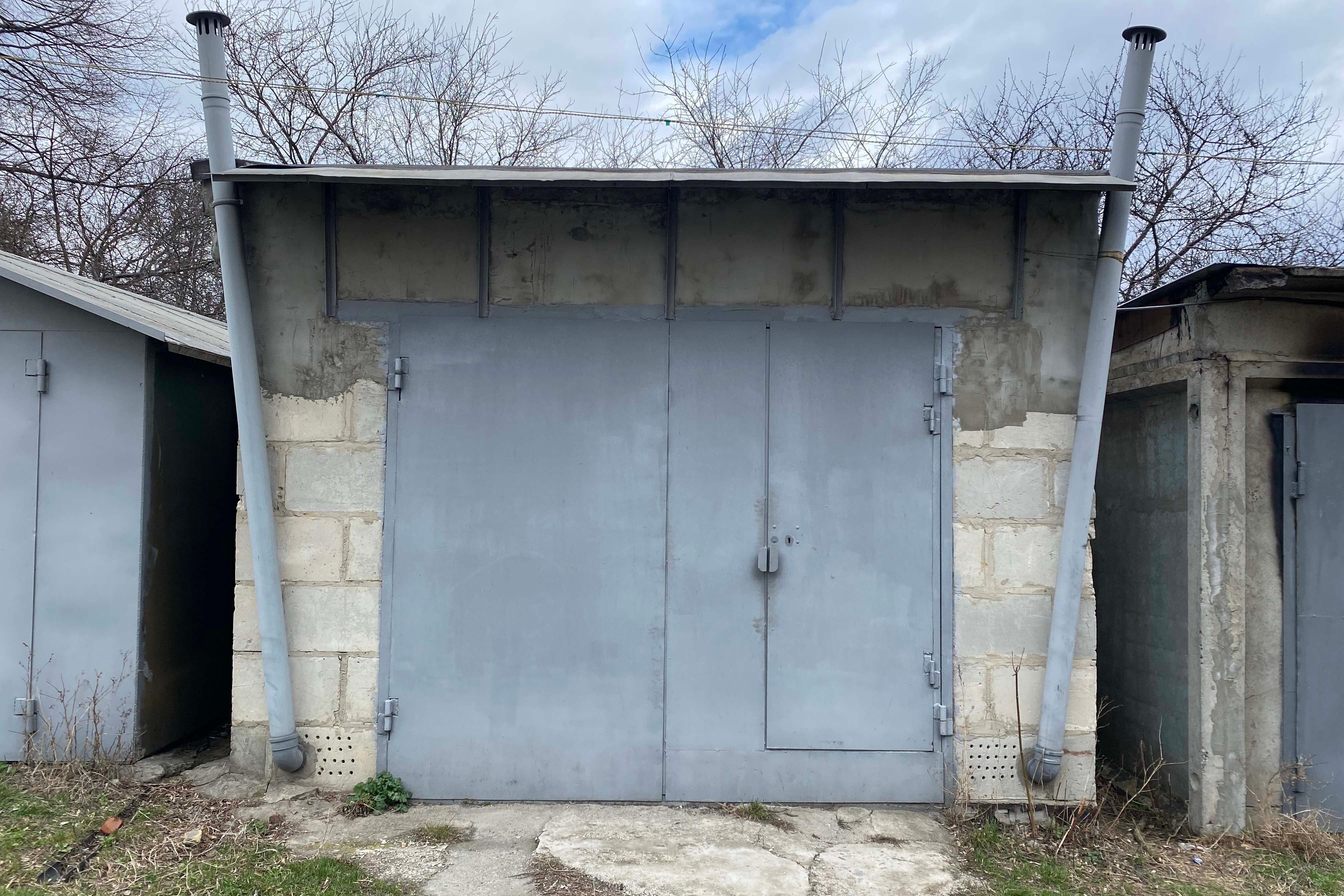 Le garage ou un habitant de Boutcha (Ukraine) prénommé Artem a été abattu par des soldats russes le 20 mars 2022.  Artem, 37 ans, s’était rendu dans son garage afin d’y chercher de la nourriture. Les voisins l’ont inhumé dans une fosse peu profonde derrière le garage. 
