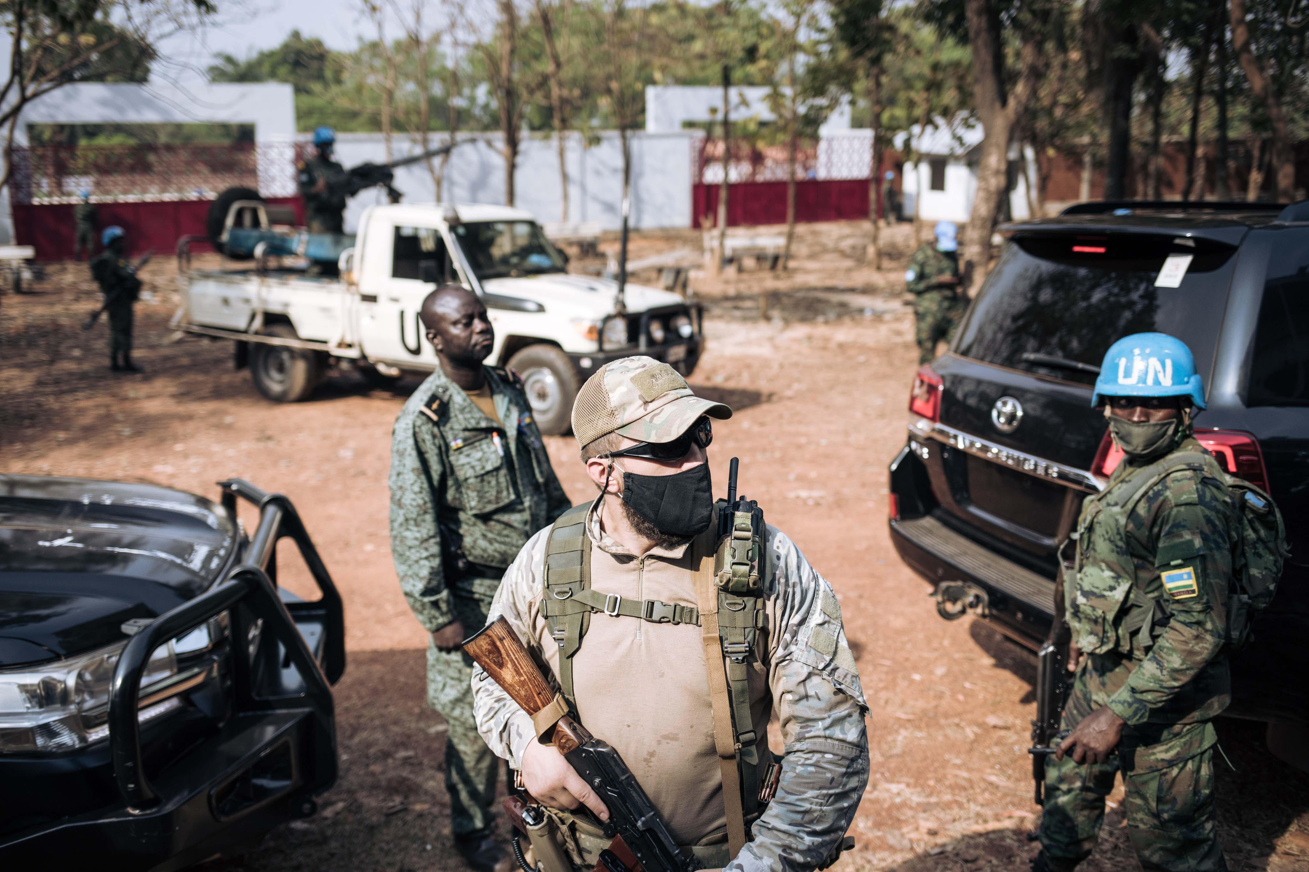 A UN peacekeeper alongside a member of Russian security forces and a member of Central African President Faustin-Archange Touadéra’s presidential guard in Bangui, December 27, 2020. 