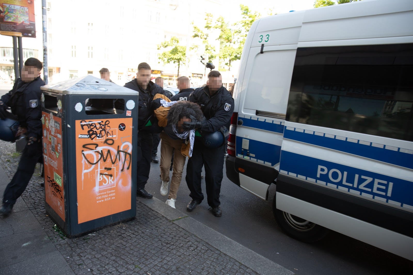 Die Polizei verhaftet unter Einsatz von Gewalt den langjährigen palästinensischen Aktivisten Majed Abusalama während einer Demonstration zum Nakba-Tag in Berlin, Deutschland, 15. Mai 2022. Er sagte, dass er wegen Verletzungen, die er sich während seiner Inhaftierung zugezogen hatte, im Krankenhaus behandelt wurde. 