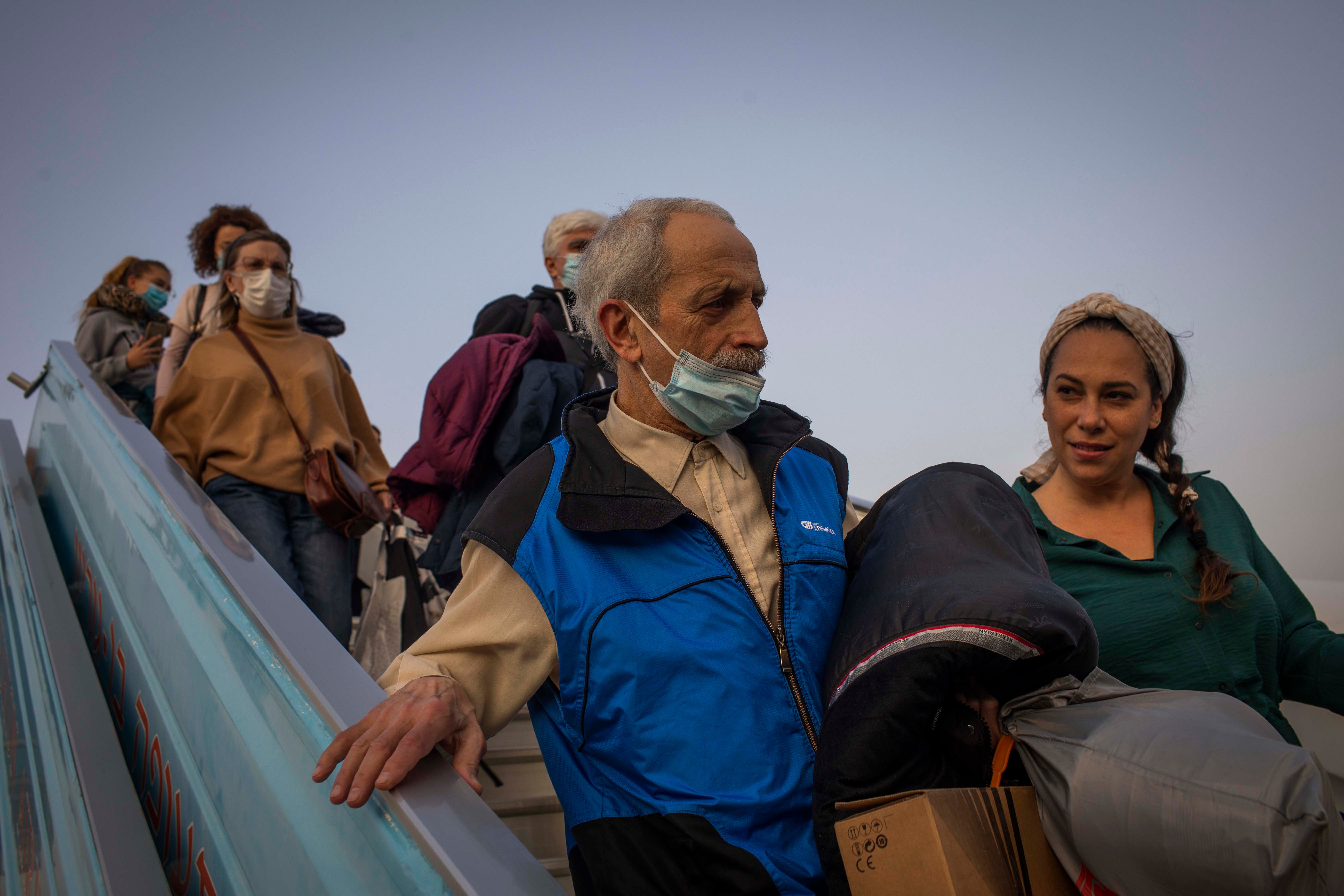 لاجئون أوكرانيون يهود ينزلون في مطار بن غوريون في تل أبيب، إسرائيل، 6 مارس/آذار 2022.