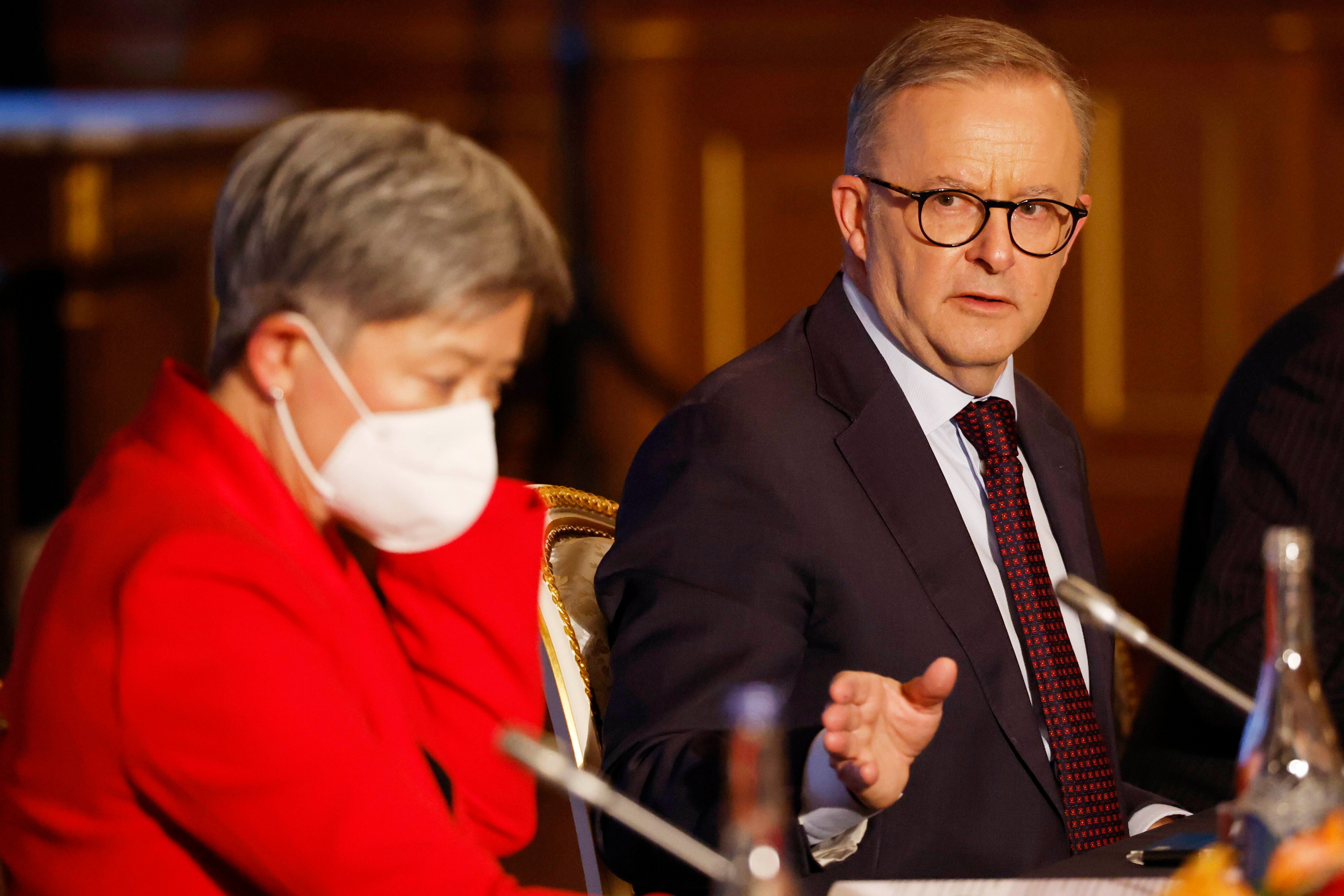 澳洲總理阿爾巴尼斯（右）和外交部長黃英賢出席美、日、印、澳四方安全對話（Quad）領導人峰會，東京，2022年5月24日。