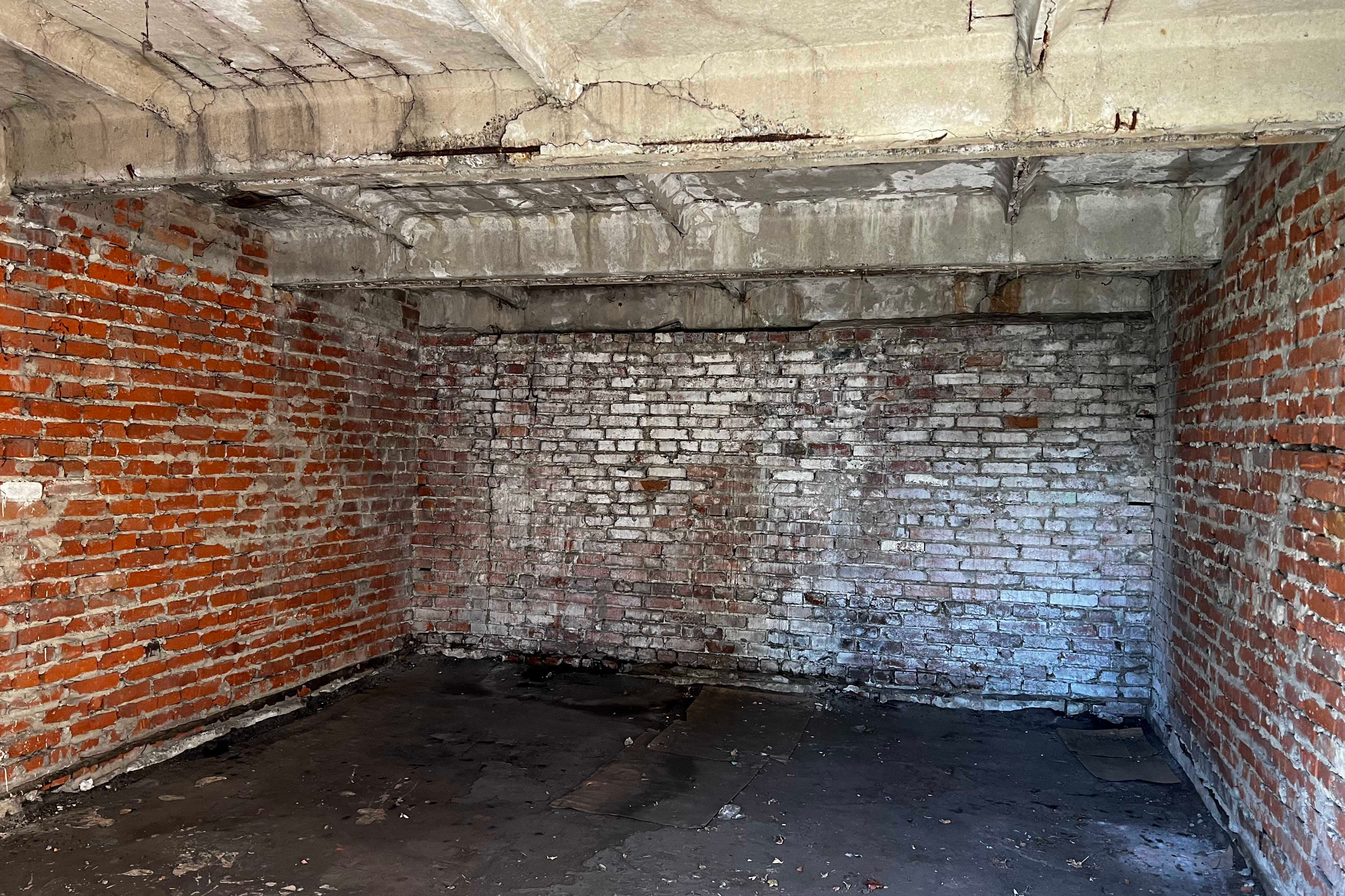 Один із двох гаражів, у яких російські війська утримували чоловіків на території міської залізничної поліклініки в Ізюмі, Україна, 22 вересня 2022 р.