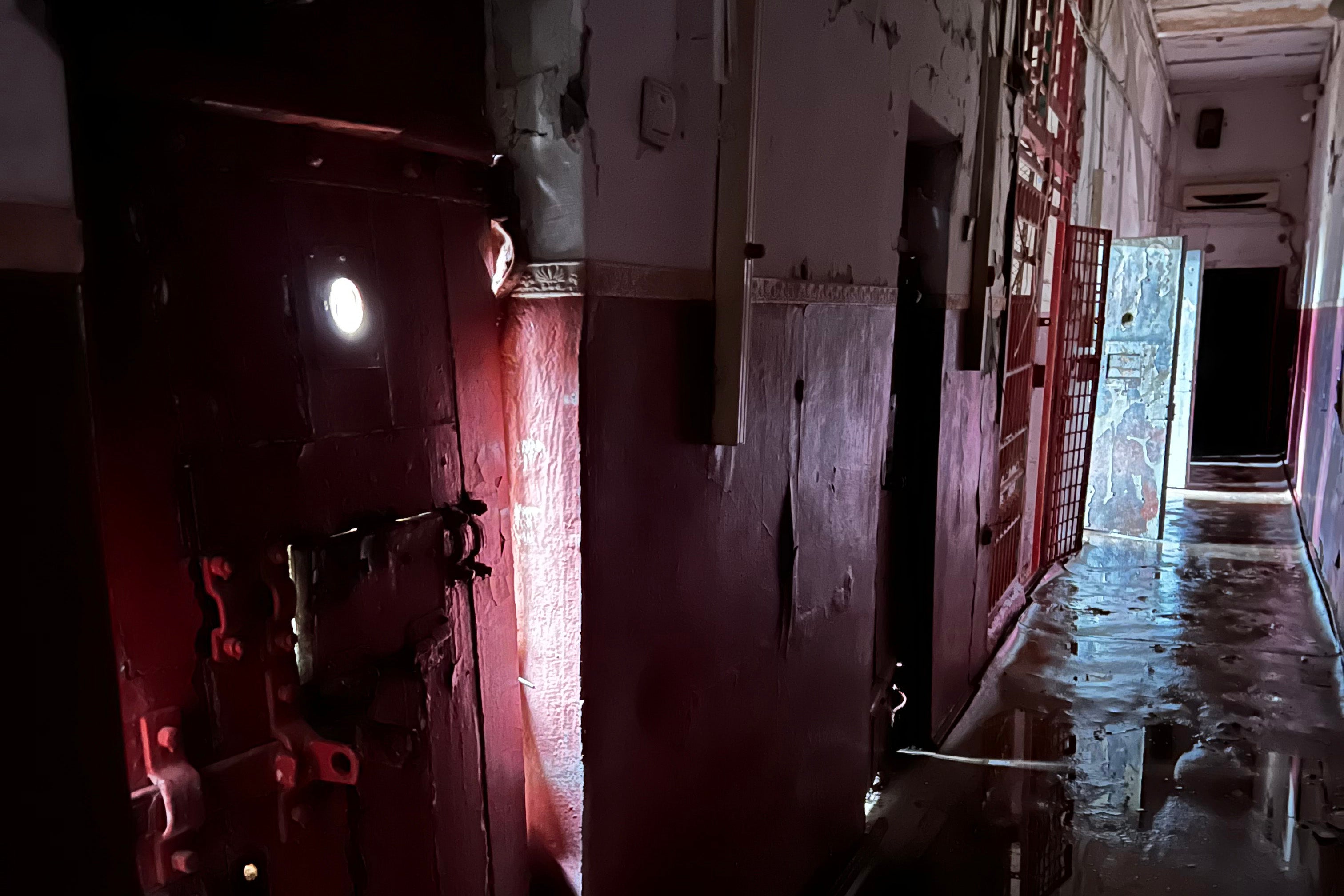 Коридор між камерами в Ізюмському центральному відділі поліції, який російські війська використовували для тримання людей під вартою, 23 вересня 2022 р.