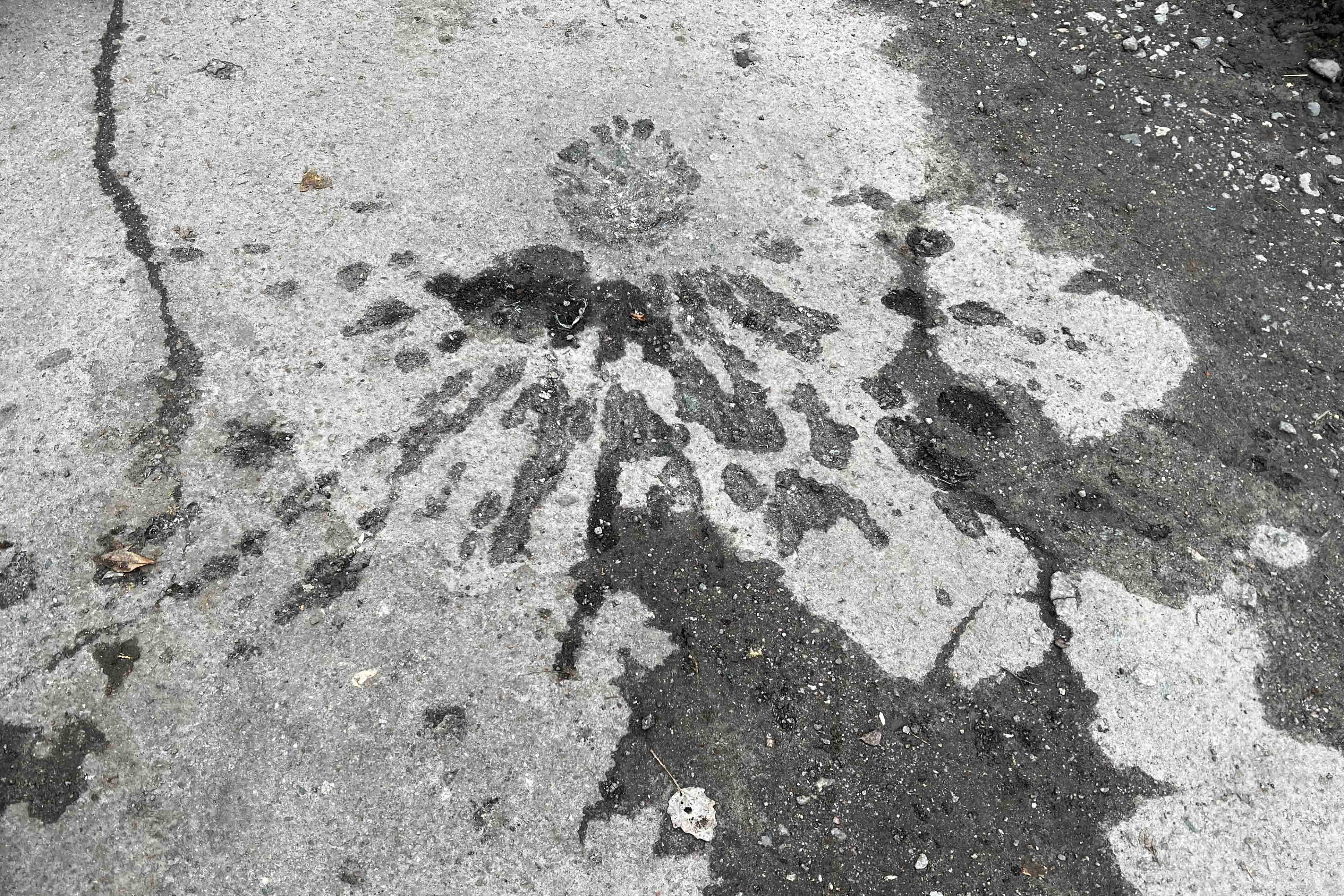 Розліт фрагментів у результаті влучання касетного снаряда під час обстрілу густонаселеного мікрорайону м. Херсона 21 листопада, унаслідок якого були поранені троє мирних жителів, 22 листопада 2022 р.