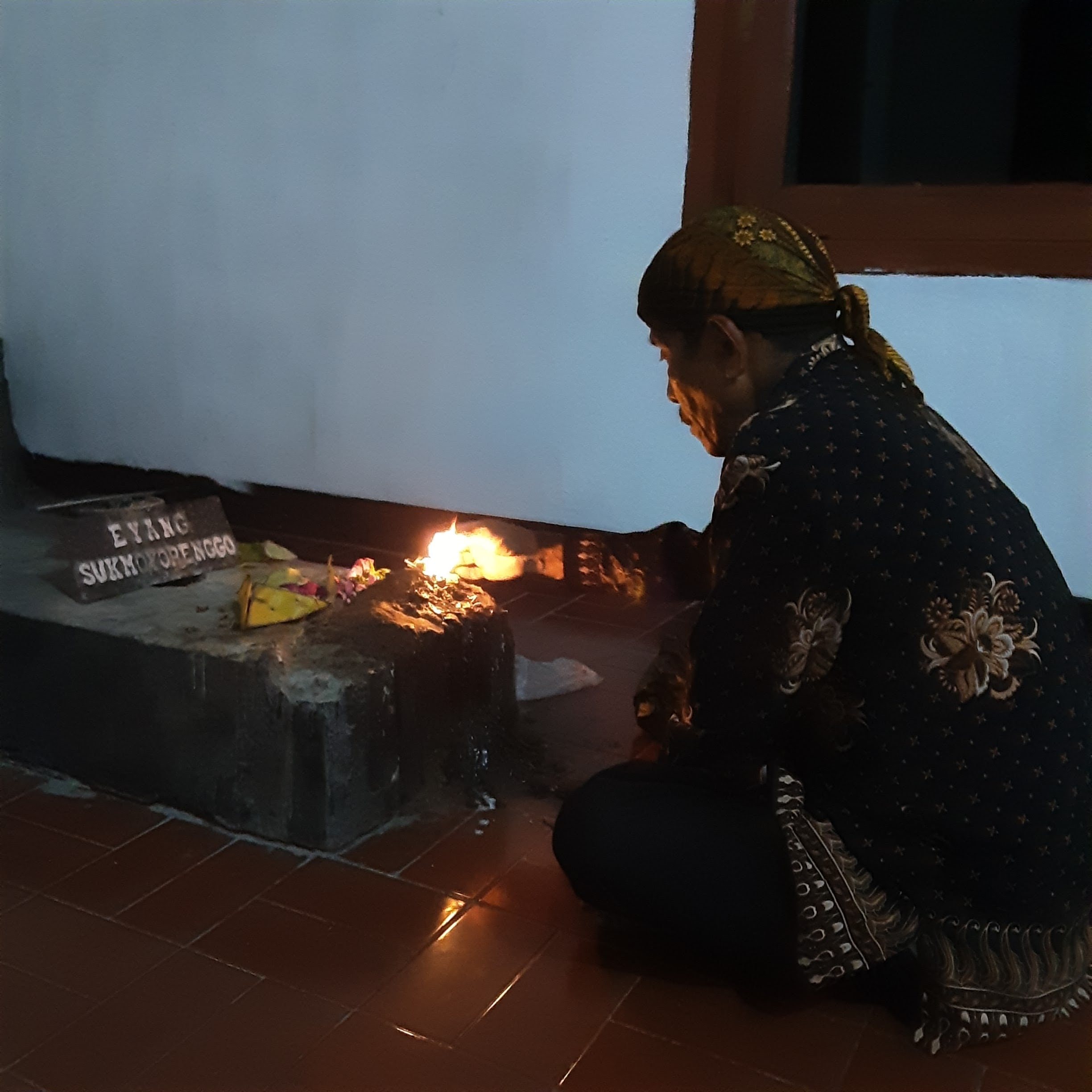 Mbah Salio menyalakan dupa untuk sembahyang dalam Pertapaan Cemara Putih.