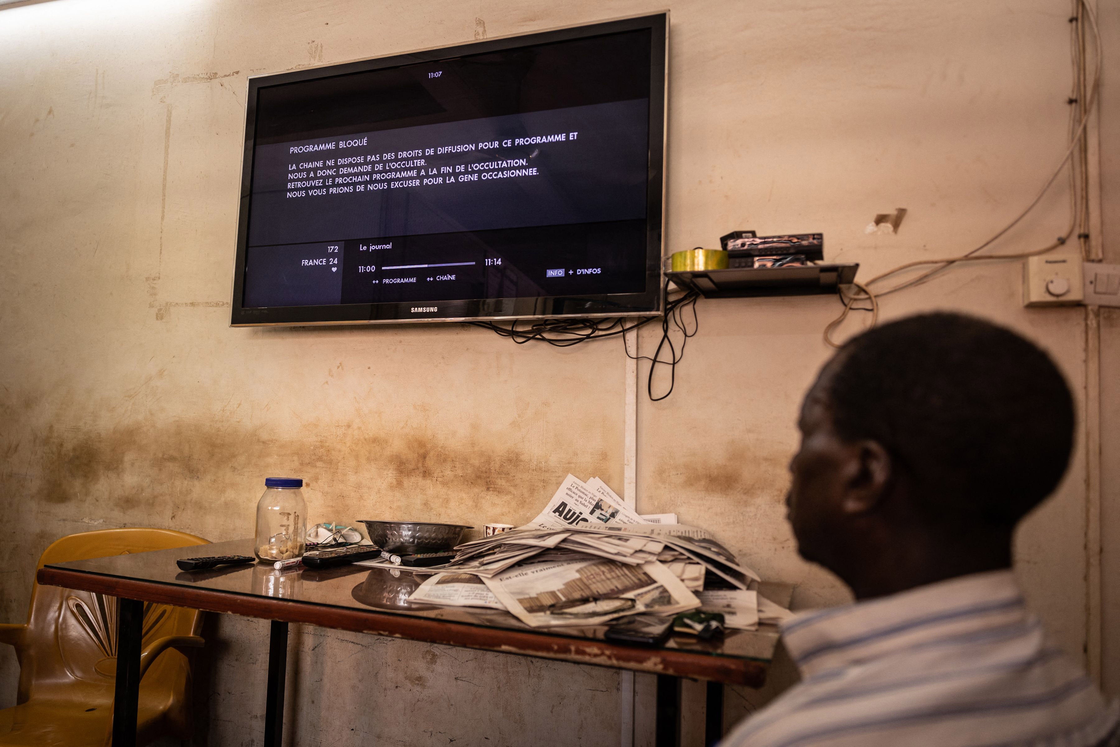 A television shows the cut signal of the France 24 channel, hours after Burkina Faso’s military government suspended the channel on March 27, 2023. 