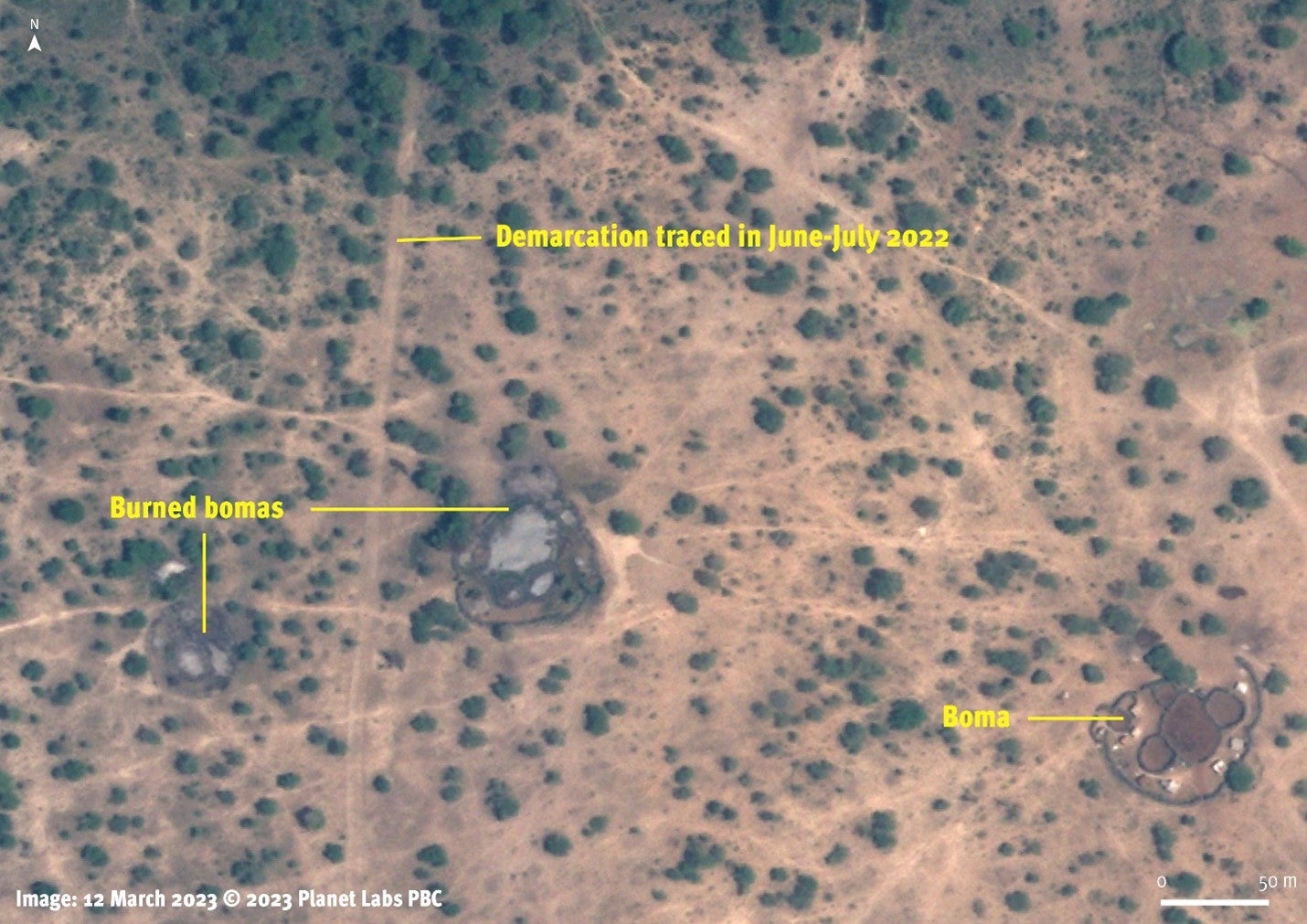 Picha ya Satelaiti iliyochukuliwa tarehe 12 Machi 2023 ikionyesha uzio mpya katika kata ya Arash, Arusha, Tanzania. Maboma na mazizi ya mifugo yakiwa karibu na mpaka wa eneo tengefu yanaharibiwa na kuonyesha ishara za kuuungua. 