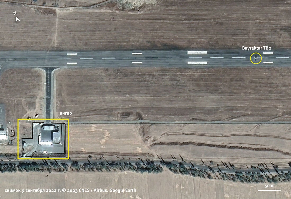 Общедоступные спутниковые снимки от 9 сентября 2022 г., за неделю до удара беспилотника по таджикистанскому селению Овчикалача. Видны БПЛА Bayraktar TB-2 и ангар, достаточный для его размещения, на авиабазе Раззаков (Исфана), Кыргызстан. © 2023 CNES / Airbus. Google Earth