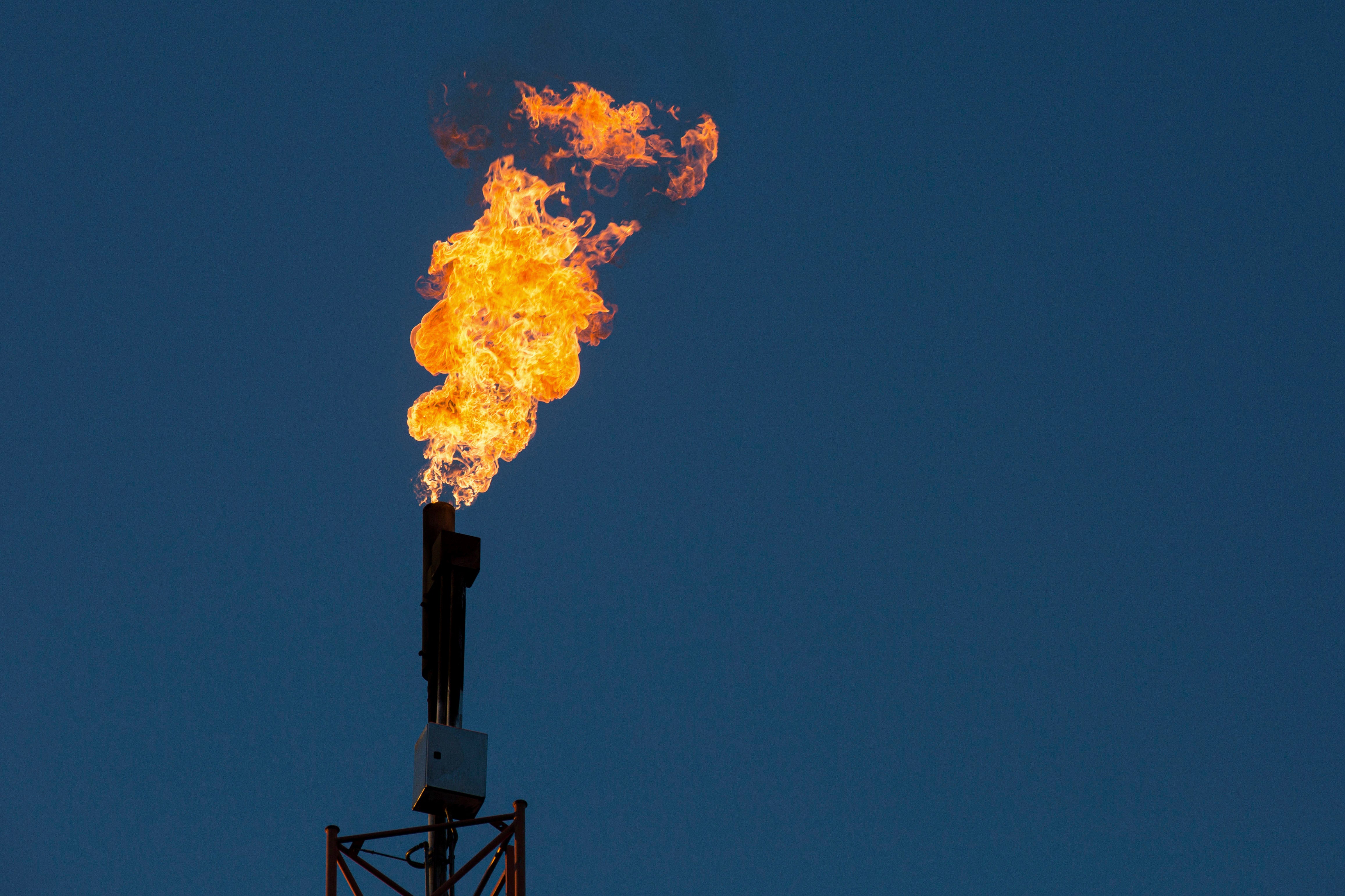 Une flamme de gaz naturel issue de la torchère d’une raffinerie de pétrole située à Lakie, dans la région de Lubusz, en Pologne.