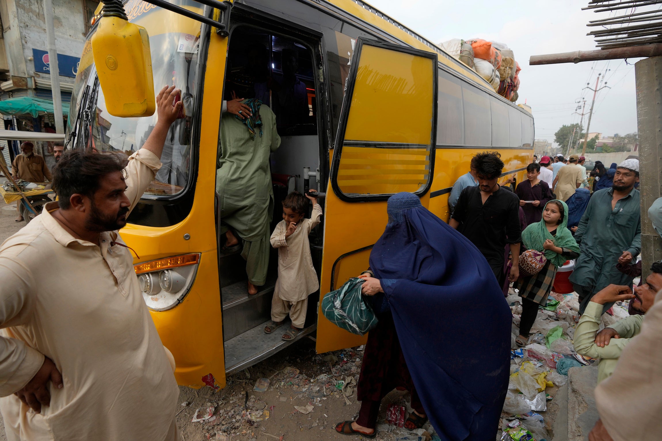 Afghan families leave Pakistan to return to Afghanistan, October 6, 2023. 