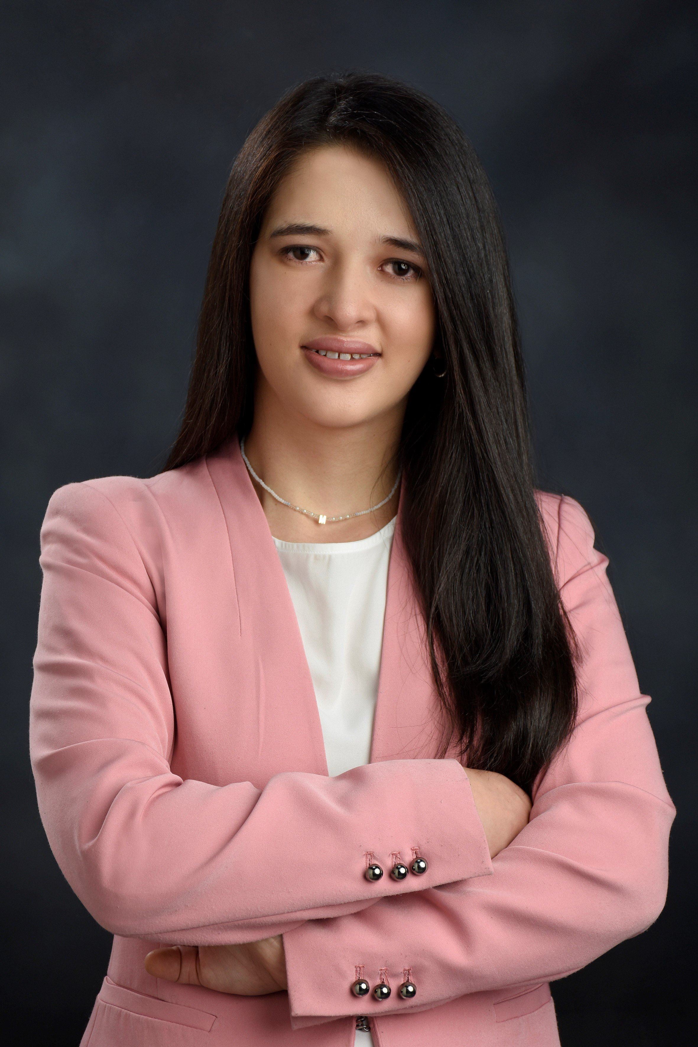 Colored headshot of Mariana Lozano, a young woman from Colombia.