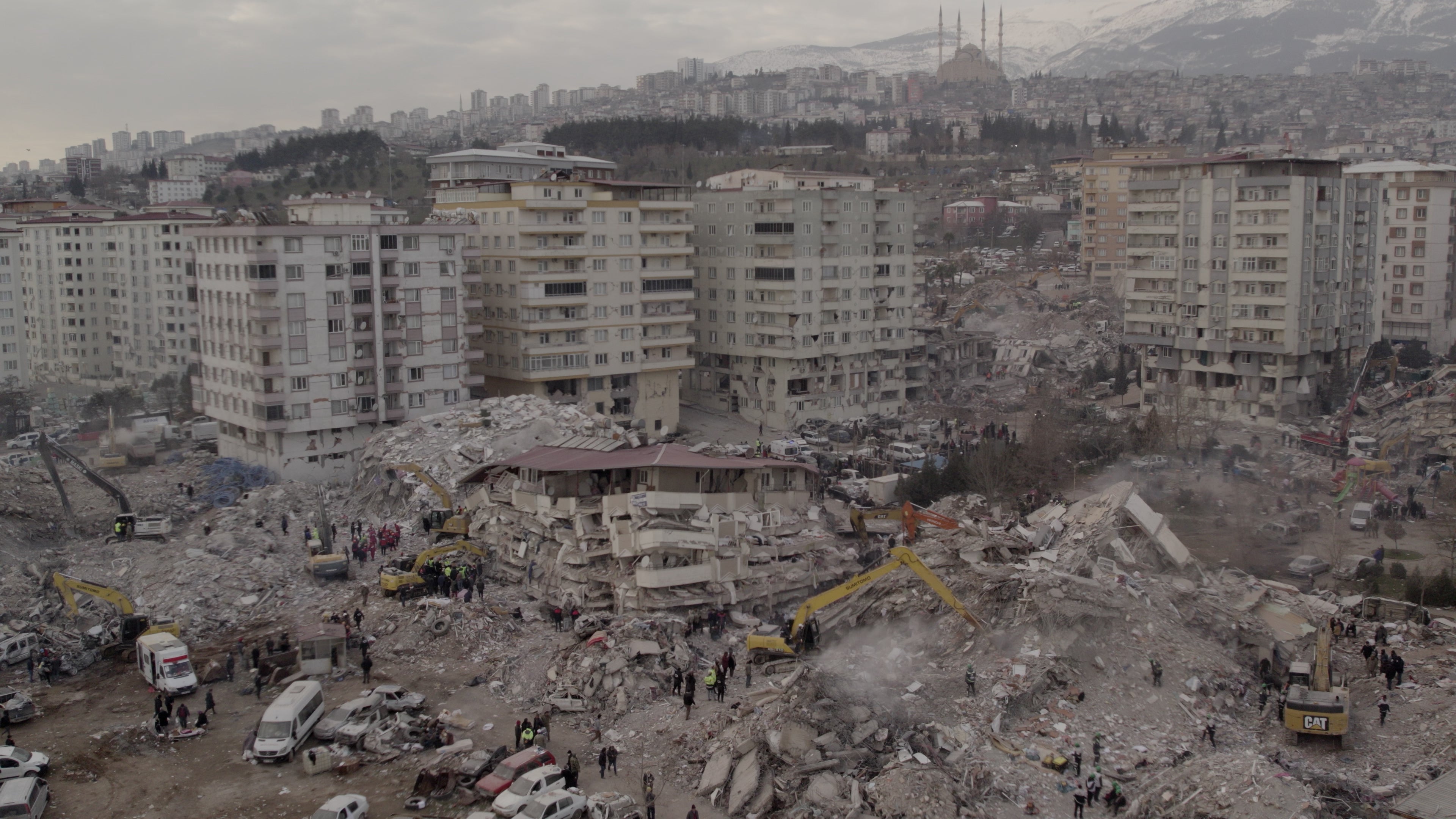 At least 1400 people died when apartment blocks belonging to the Ebrar housing complex in Kahramanmaraş city, Turkey collapsed in the February 6, 2023 earthquakes. 