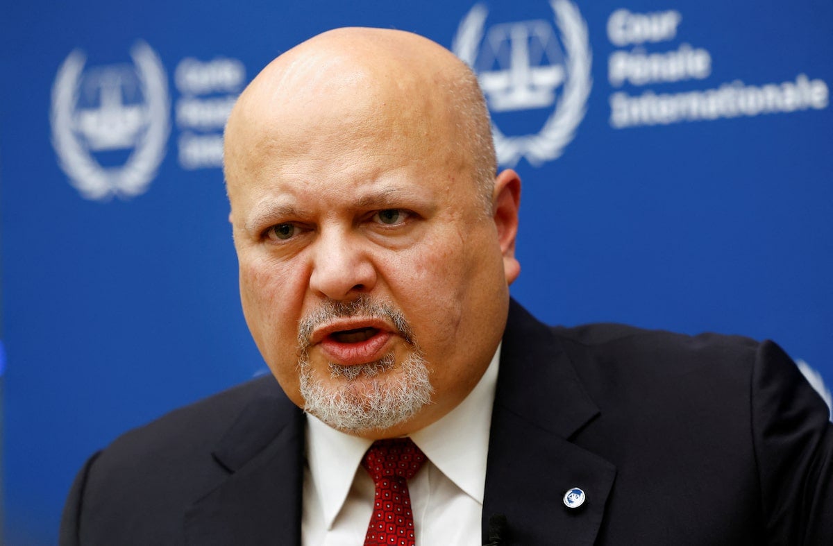 Le Procureur de la Cour pénale internationale, Karim Khan, lors d’un entretien avec Reuters au siège de la CPI à La Haye, le 12 octobre 2023, cinq jours après l’attaque du Hamas contre Israël et le début de la riposte israélienne à Gaza.