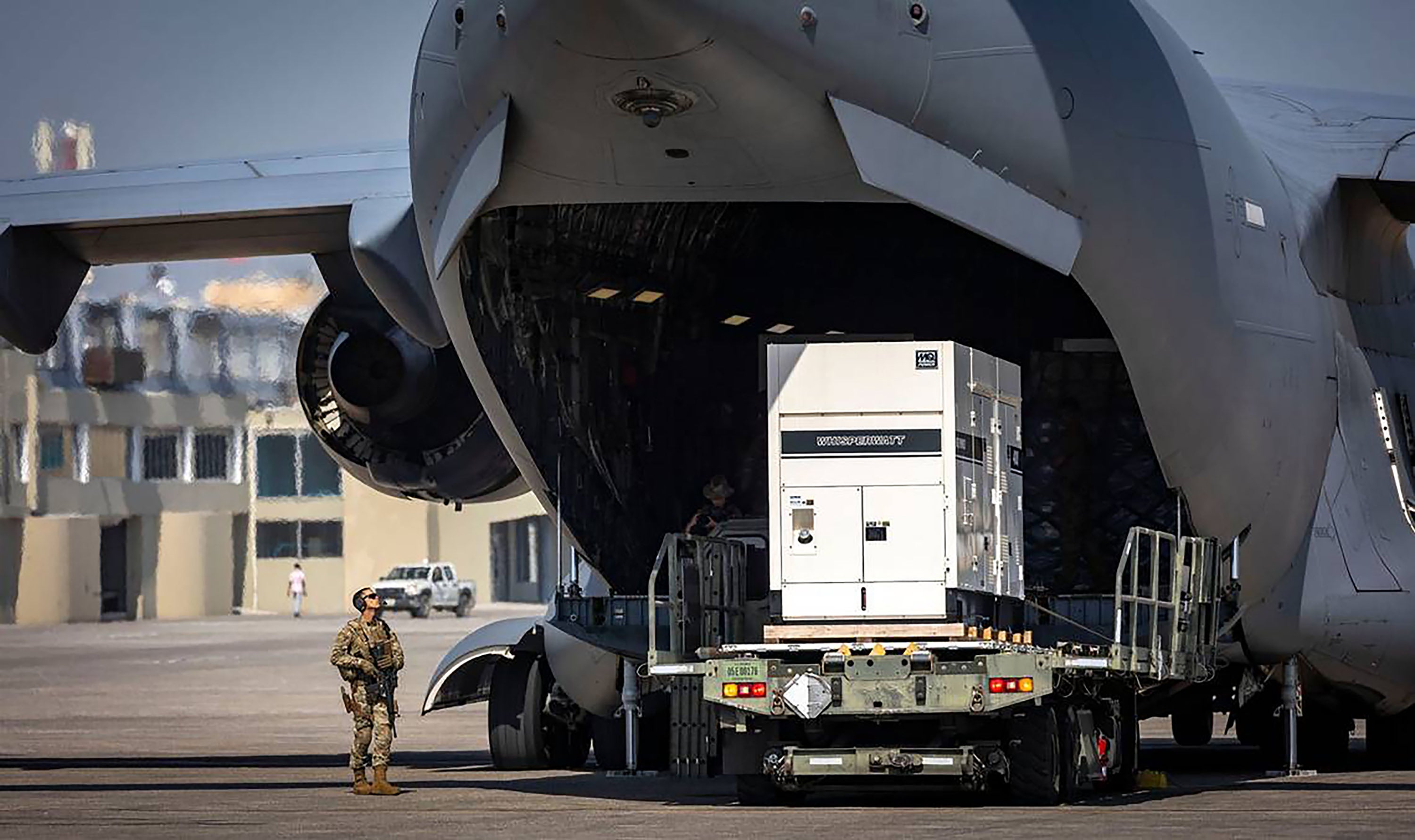 Auf der Rollbahn des internationalen Flughafens Toussaint Louverture in Port-au-Prince, Haiti, werden Hilfsgüter aus einem C-17-Frachtflugzeug der US Air Force ausgeladen. Das Flugzeug hatte Vorräte für das Camp geladen, das für kenianische Polizeikräfte gebaut wird, die eine multinationale Sicherheitsunterstützungsmission in Haiti leiten werden, 15. Mai 2024. 