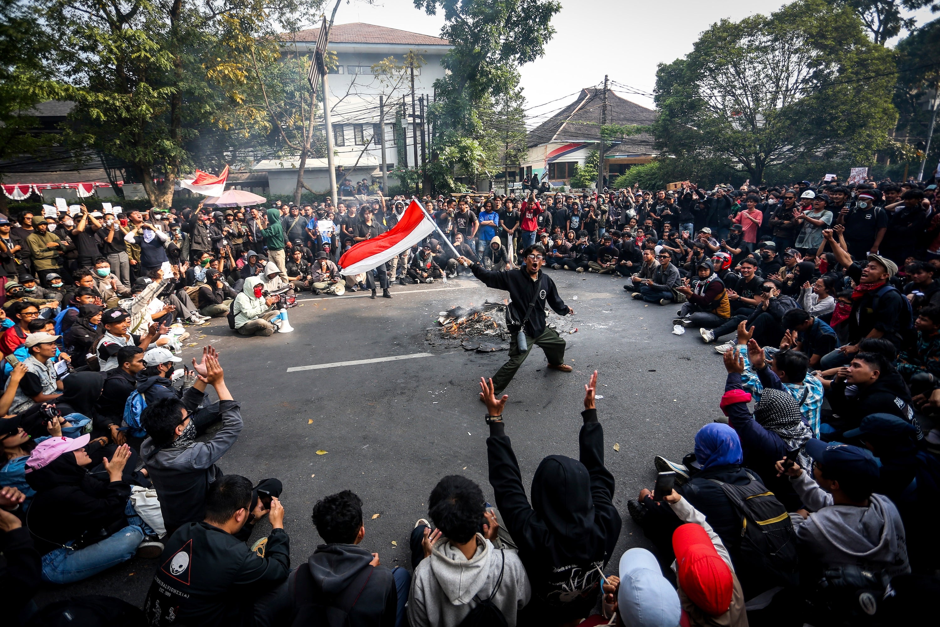 Students protest proposed  amendment to the local election law outside of West Java’s parliament building in Bandung, Indonesia, August 22, 2024. 