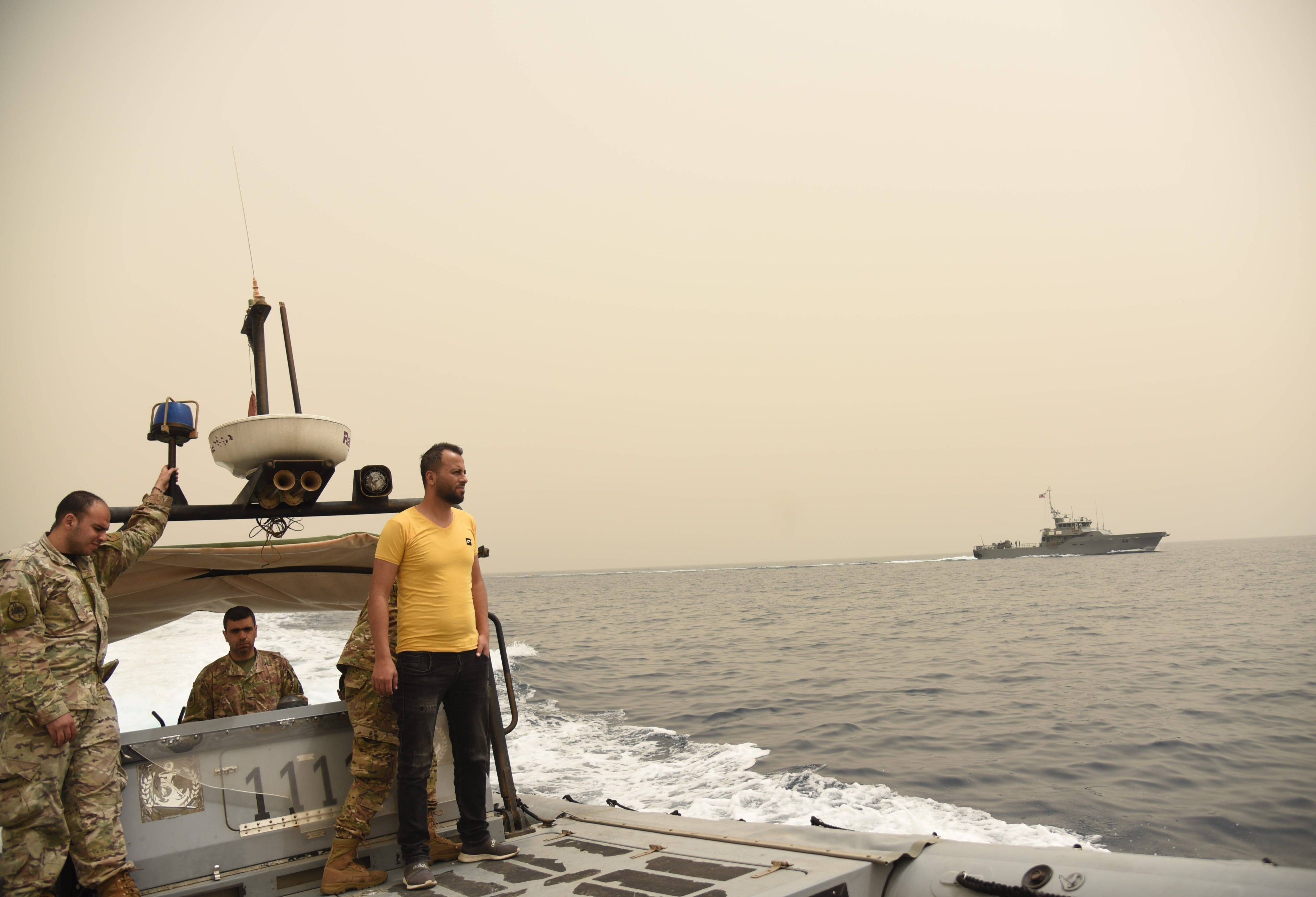 Boote der Libanesischen Armee suchen auf See nach Überlebenden am 24. April 2022, nachdem ein Boot mit Menschen auf der Flucht in den Gewässern vor der nördlichen Stadt Tripoli gesunken ist. © 2022 CHINE NOUVELLE/SIPA/Shutterstock