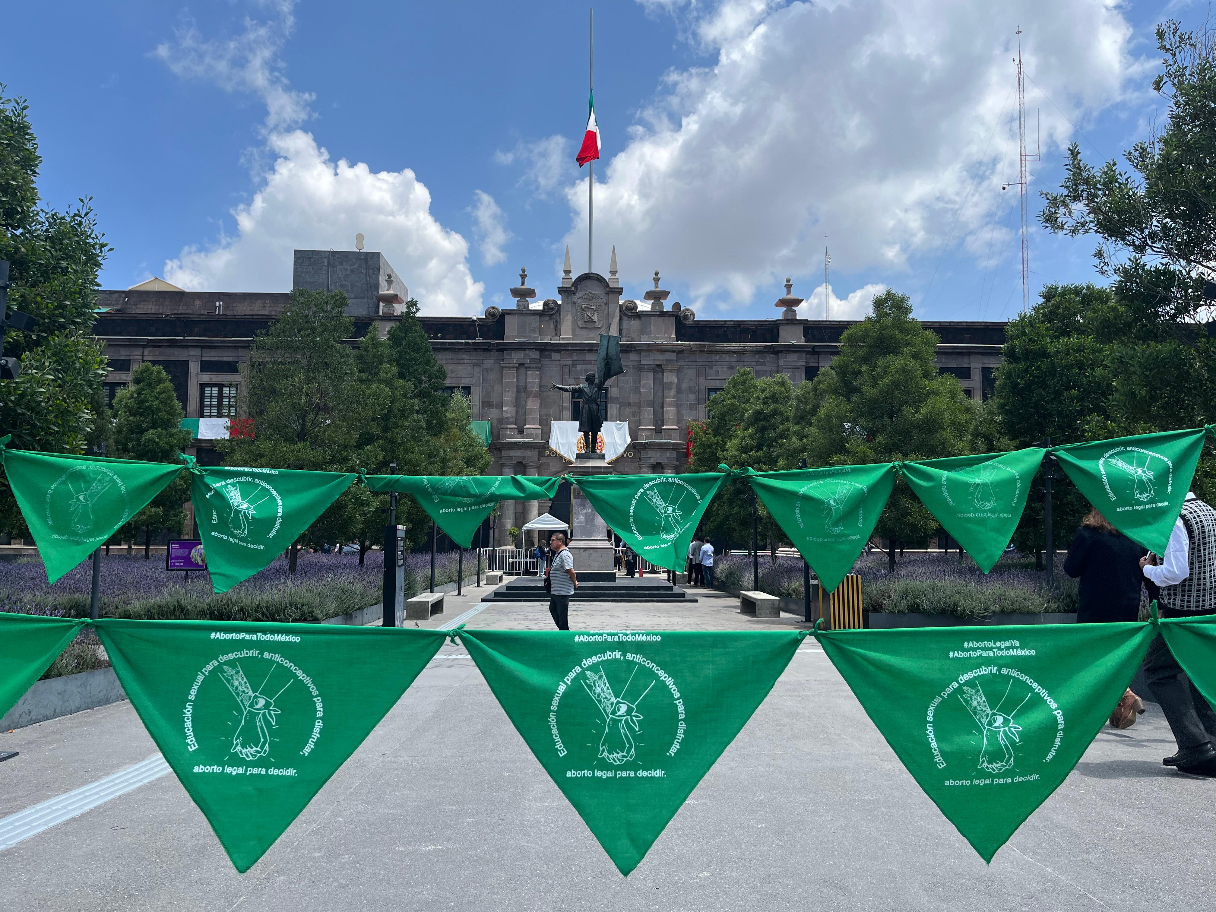Pañuelos verdes con la leyenda "Aborto Para Todo México" frente al Congreso del Estado de México el 19 de septiembre de 2024 en Toluca, México. 