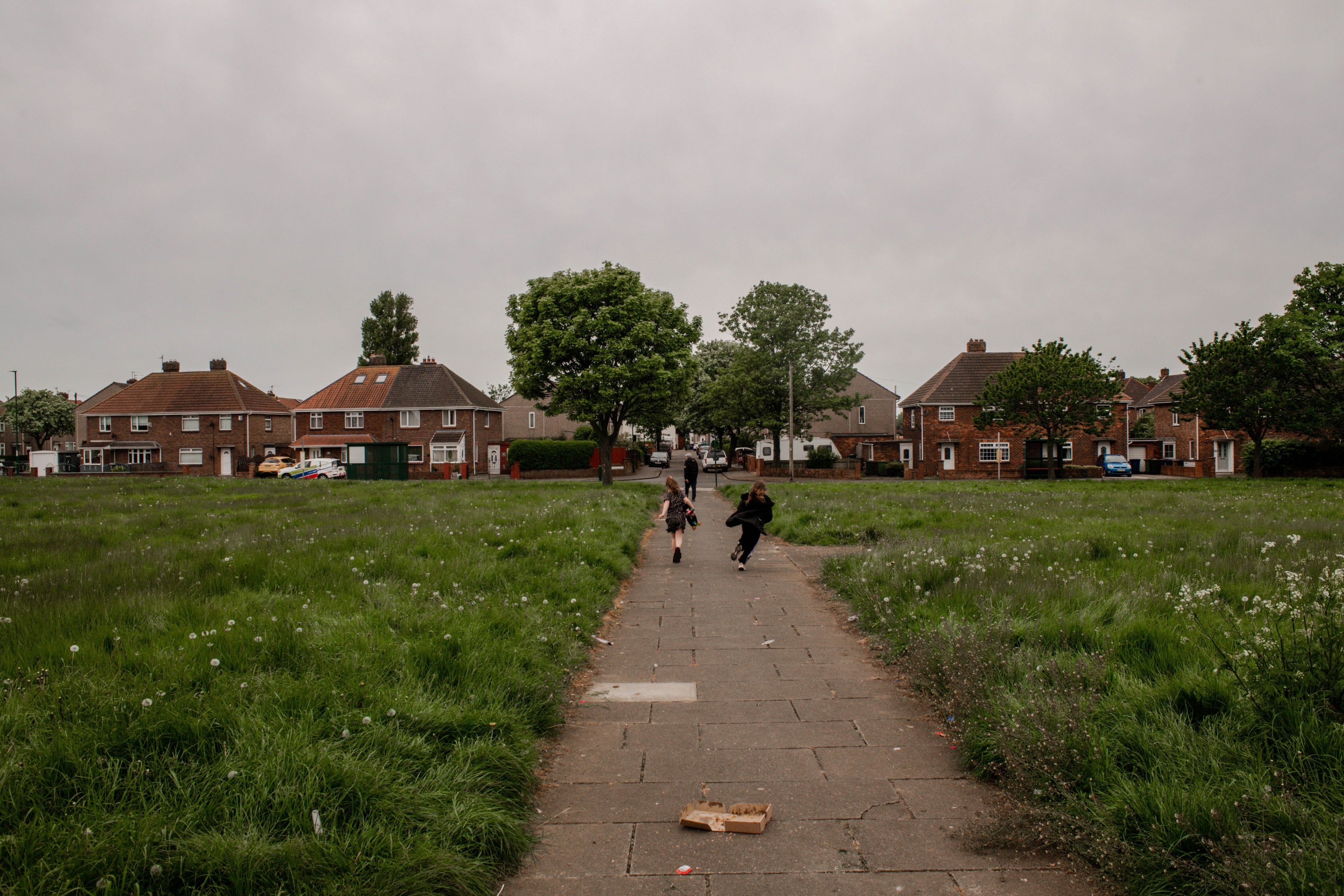 Des enfants jouent dans un parc d'un lotissement de Redcar, Teesside, le 17 mai 2023.