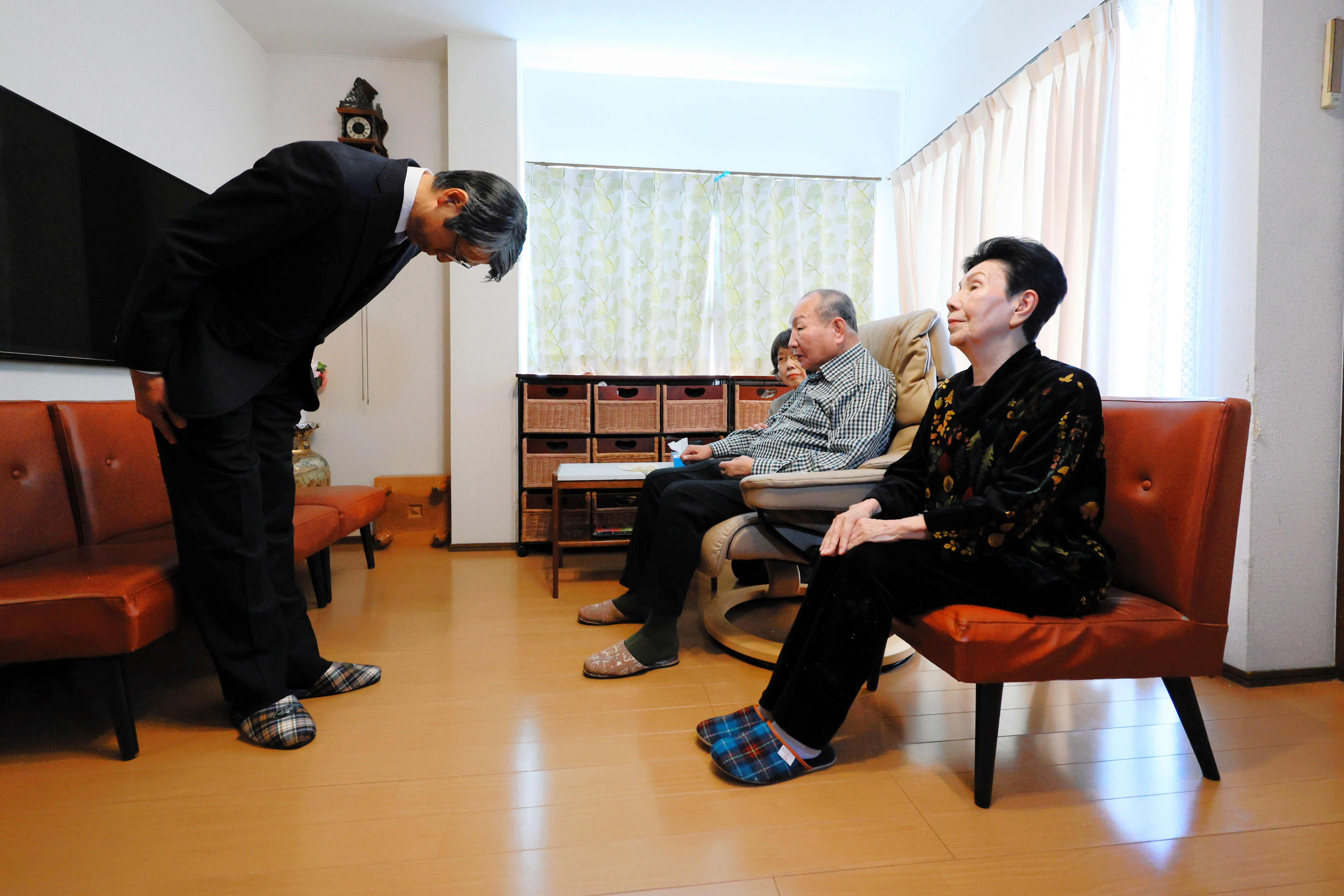 Shizuoka prosecutor bows before Hakamata