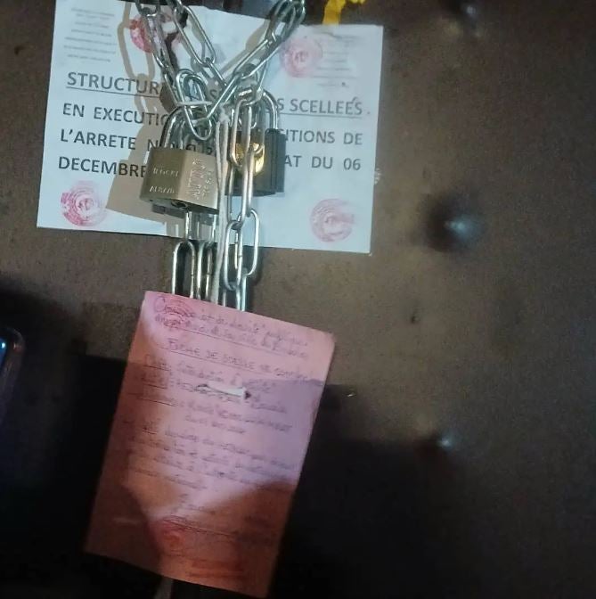 Les autorités et la police camerounaises ont fermé le bureau d’une organisation non gouvernementale dont les activités ont été suspendues puis interdites à Douala, au Cameroun, en 2024.