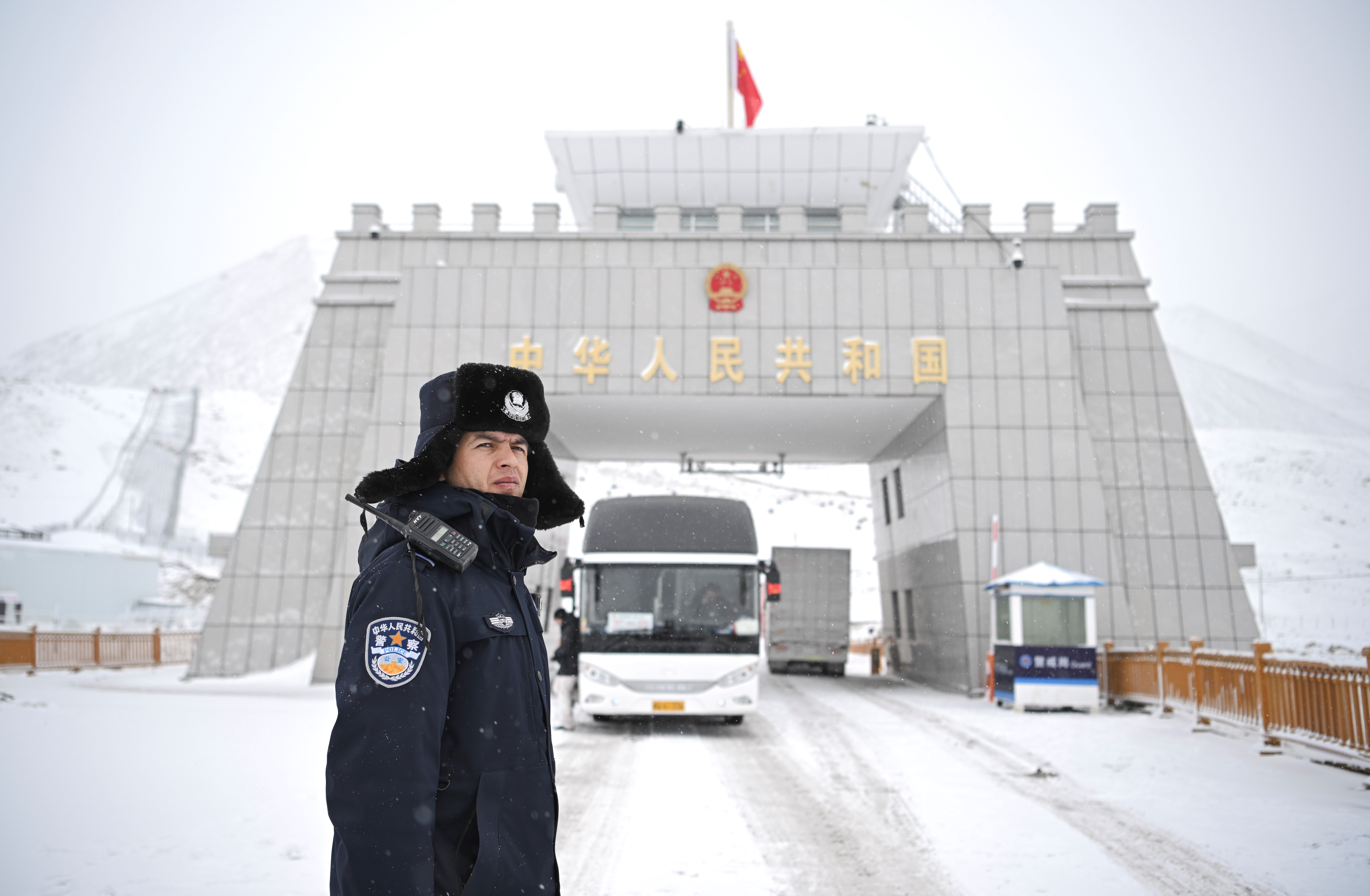 Ein chinesischer Grenzpolizist bei seinem Dienst am Khunjerab-Pass in der nordwestchinesischen uigurischen Autonomen Region Xinjiang am 2. Januar 2025.
