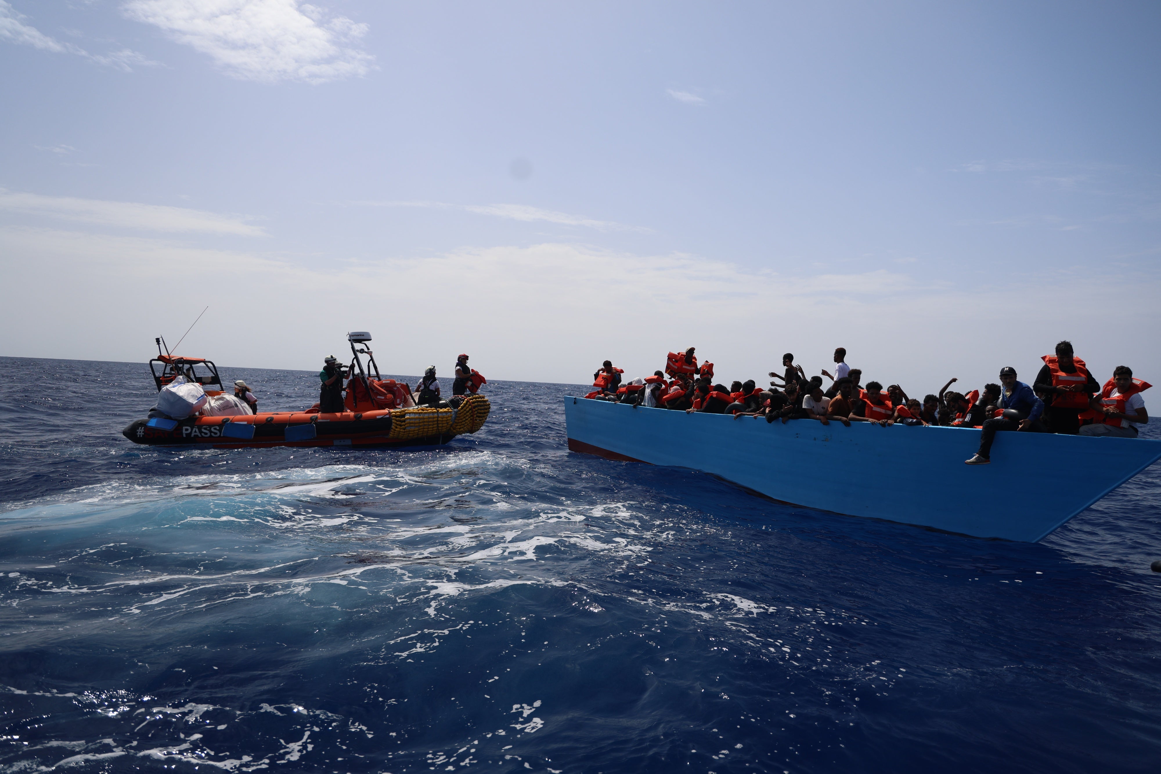 Ein Team von Médecins Sans Frontières (Ärzte ohne Grenzen) führt am 19. September 2024 eine Rettungsaktion im Mittelmeer durch.