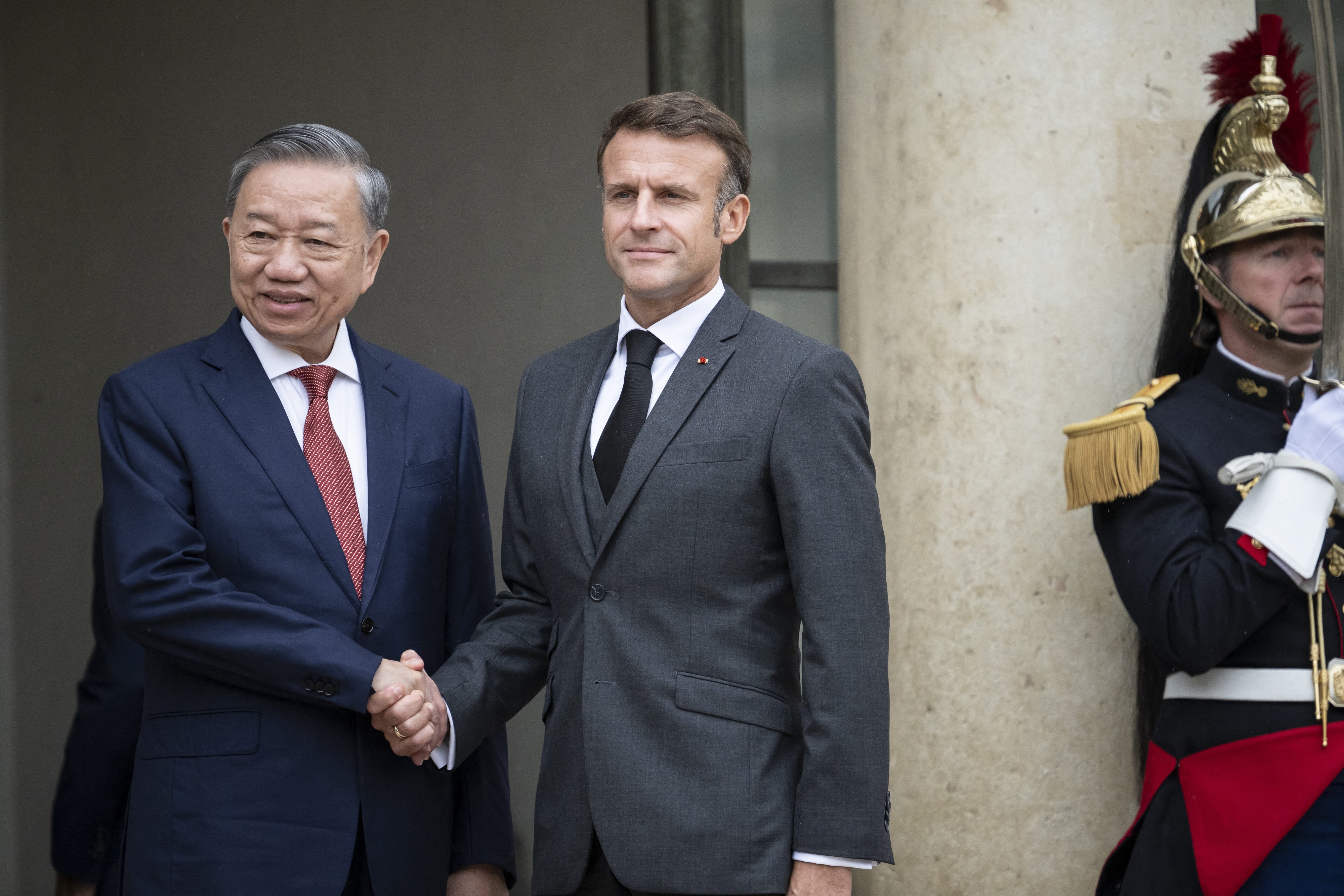 Le président français Emmanuel Macron (à droite) salue le président vietnamien To Lam à l'Élysée, à Paris, le 7 octobre 2024.