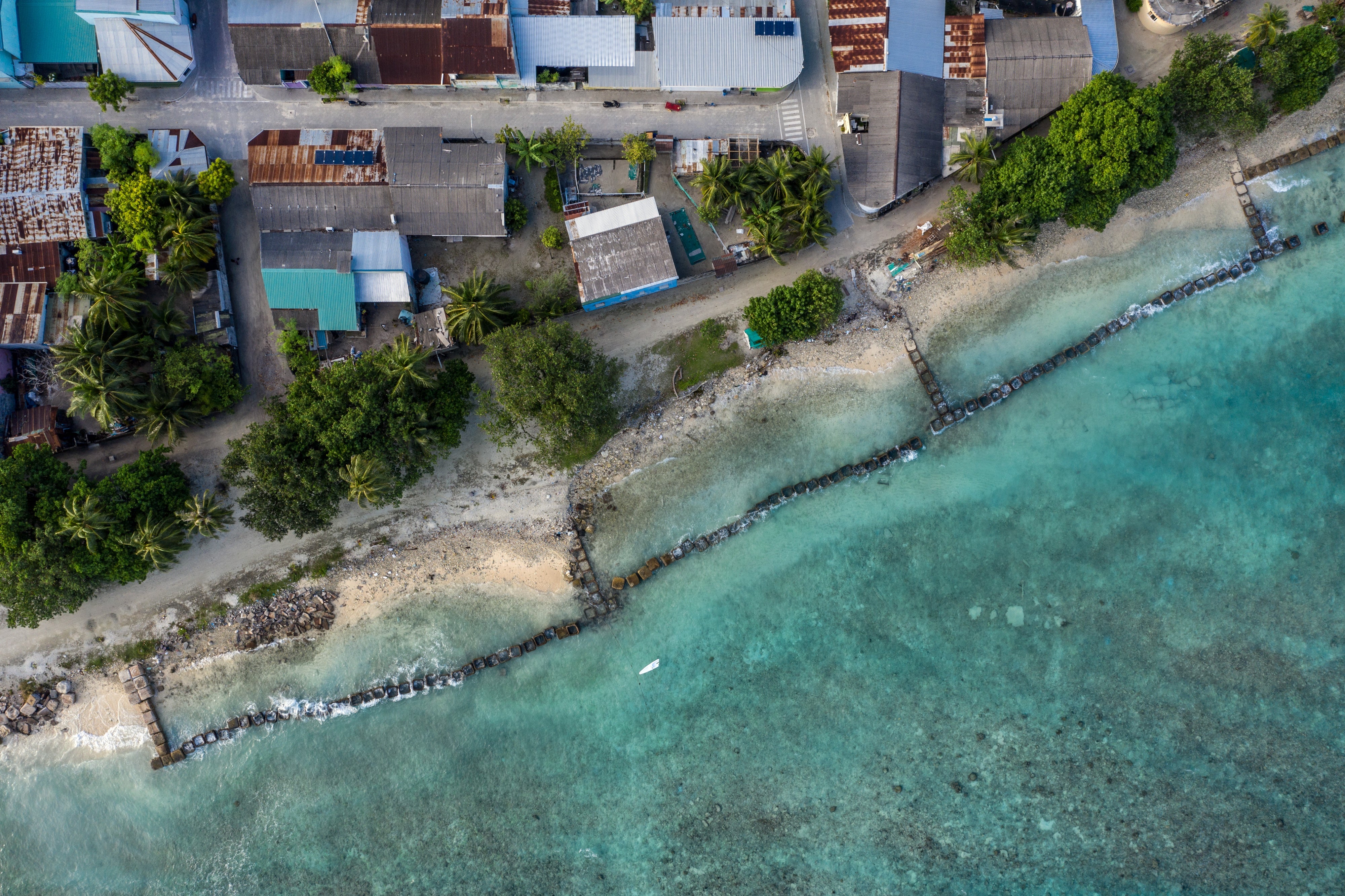 Betonblöcke werden entlang der Küste aufgestellt, um eine weitere Küstenerosion zu verhindern, 17. Dezember 2019 in Mahibadhoo, Malediven.