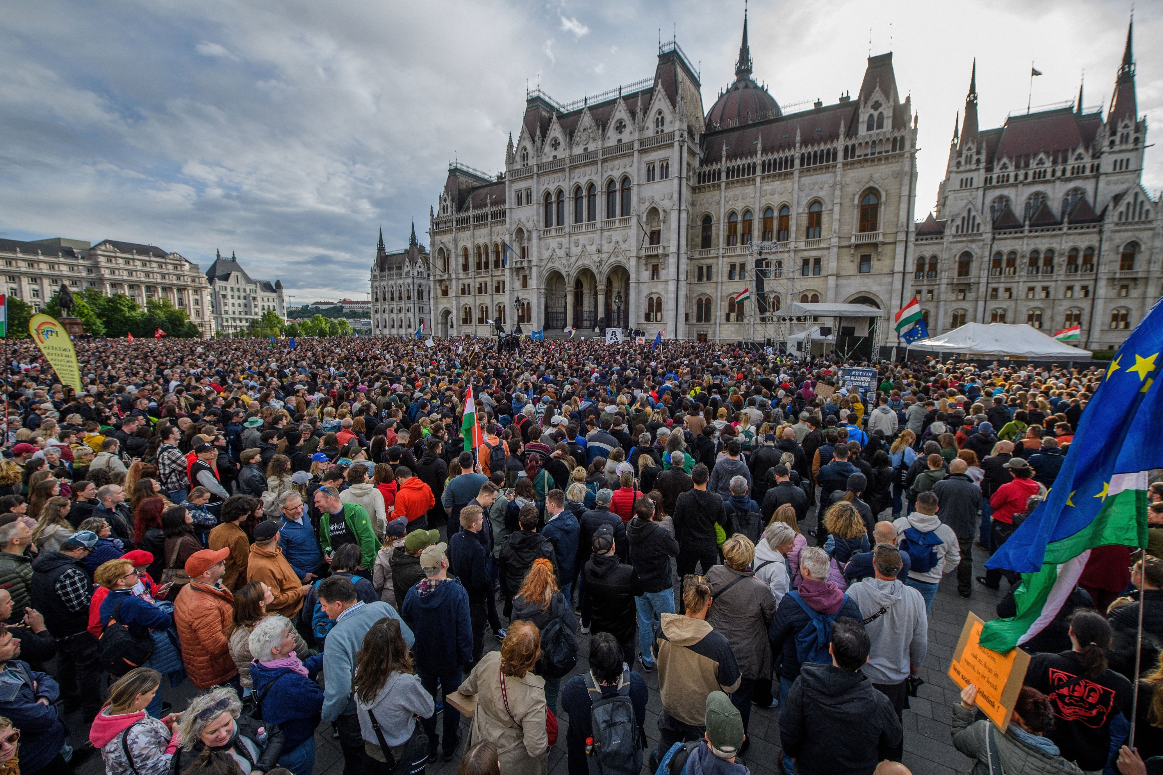 Manifestation devant le Parlement à Budapest