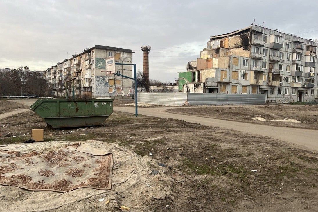 Schäden durch eine russische hochexplosive Großrakete, die am 1. Februar 2025 in die Ecke eines Wohnhauses in Poltawa einschlug und 15 Zivilisten tötete und 20 verletzte.