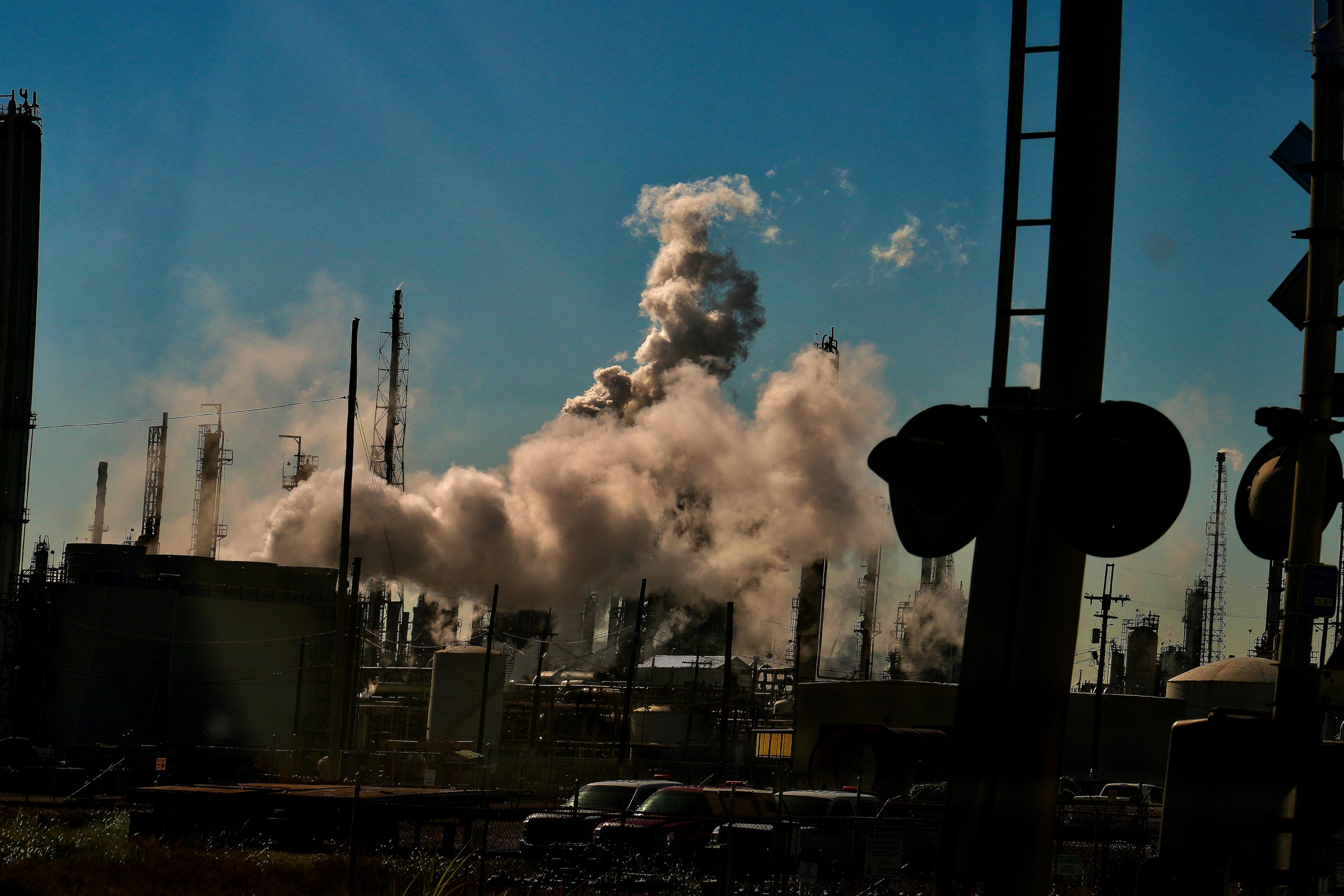 De la fumée s'élève d'une usine située dans le Cancer Alley, en Louisiane, le 18 octobre 2023.
