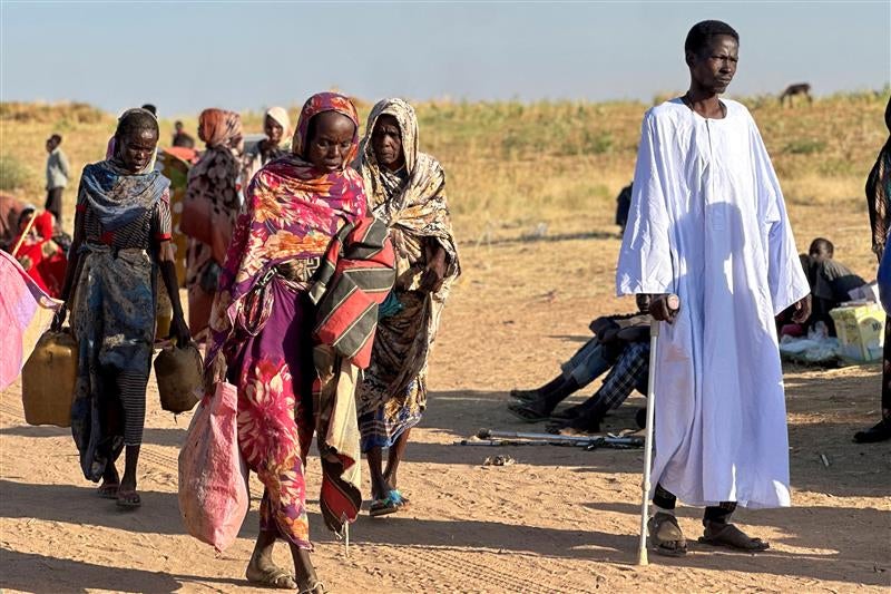 Vertriebene Sudanes*innen, die aus El Fasher nach dem Fall der Stadt an die Rapid Support Forces (RSF) geflohen sind, kommen am 28. Oktober 2025 in der Stadt Tawila in Nord-Darfur, Sudan, an.