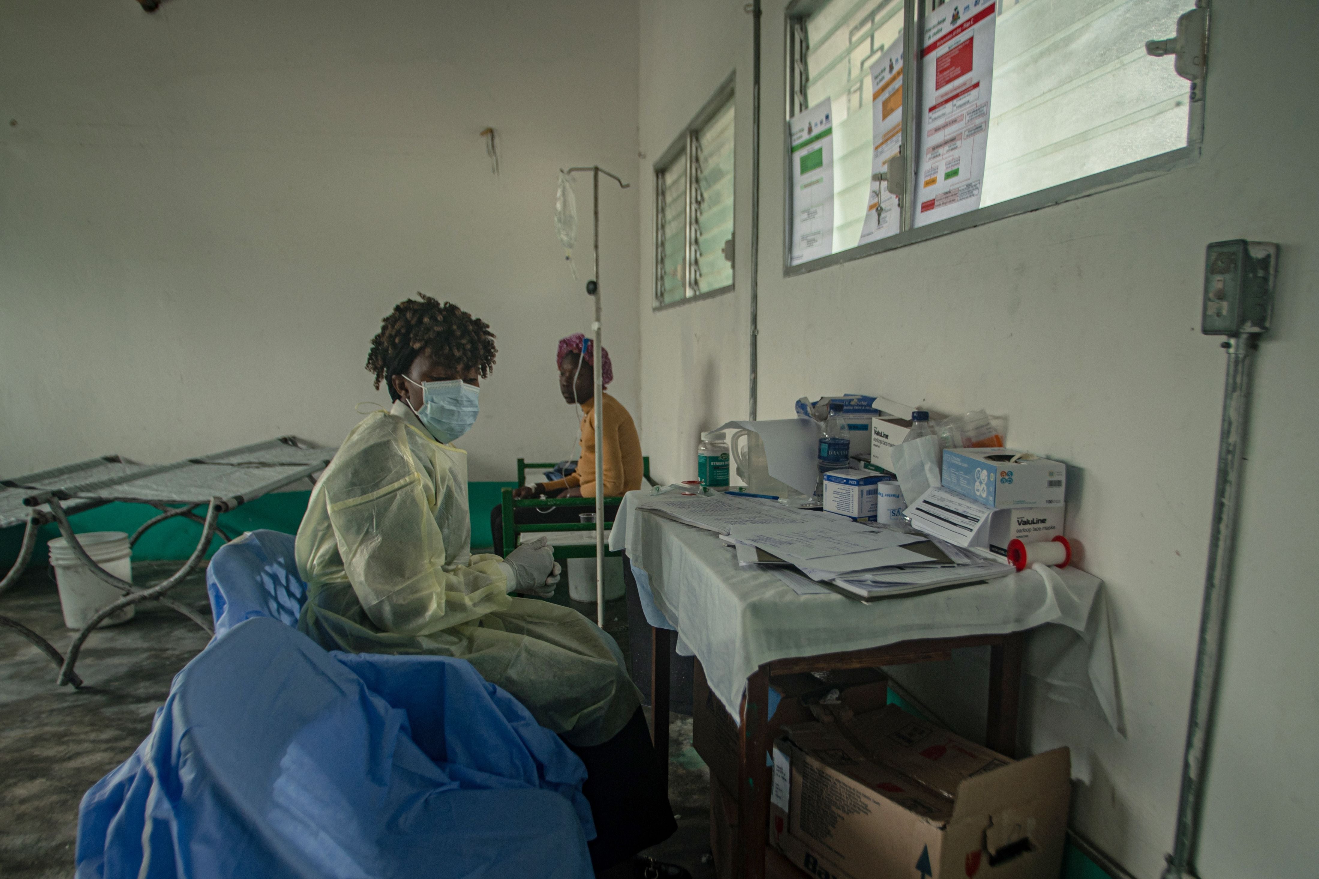 Pacientes con cólera reciben tratamiento en un centro médico en Puerto Príncipe, Haití, el 16 de octubre de 2025.