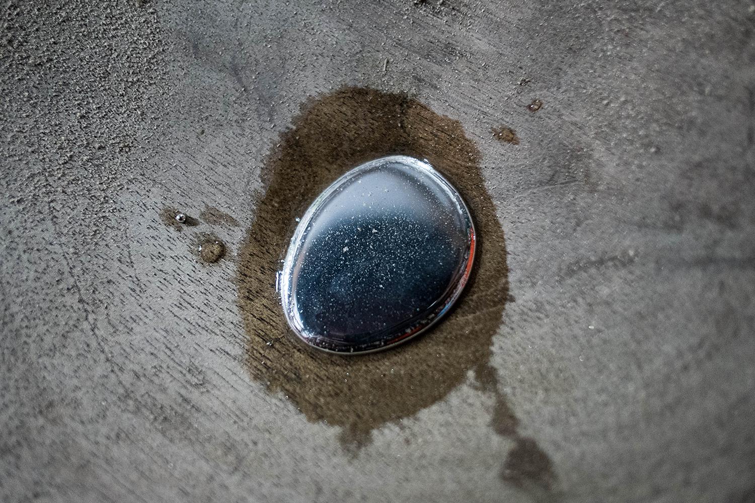 Mercurio puro en un recipiente de madera usado para procesar el oro en las Filipinas