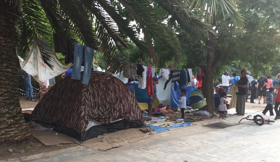 Стихийный палаточный лагерь в центральном афинском парке Педион ту Ареос, где ведут нелегкую борьбу за выживание сотни мигрантов и лиц, ищущих убежища. Только в июле, по предварительным оценкам, до греческих берегов добрались 50 тыс. человек.