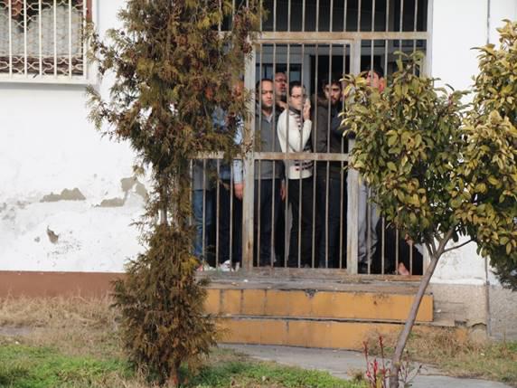 Des hommes derrière le grillage du centre de détention de Gazi Baba, en Macédoine, le 21 janvier 2015.